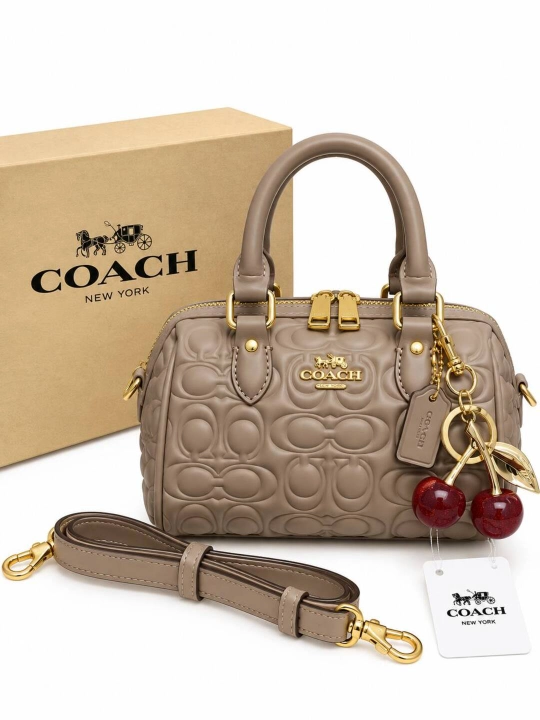 Женская сумка COACH — с плечевым ремнём и подвеской-вишней - 