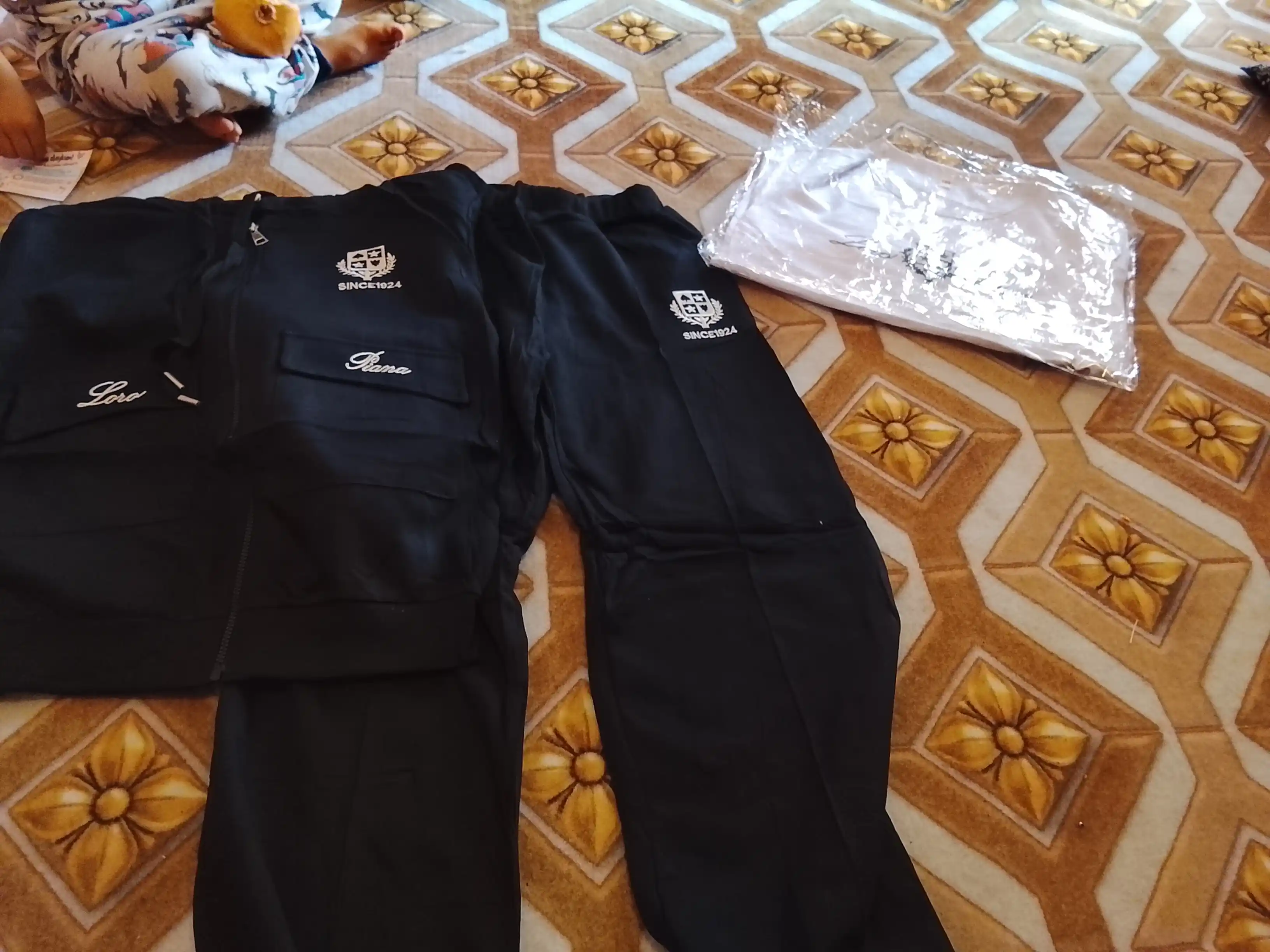 Qizlar uchun 3 qismli pushti sport komplekti: huddi, futbolka va keng shim, 8–13 yosh
