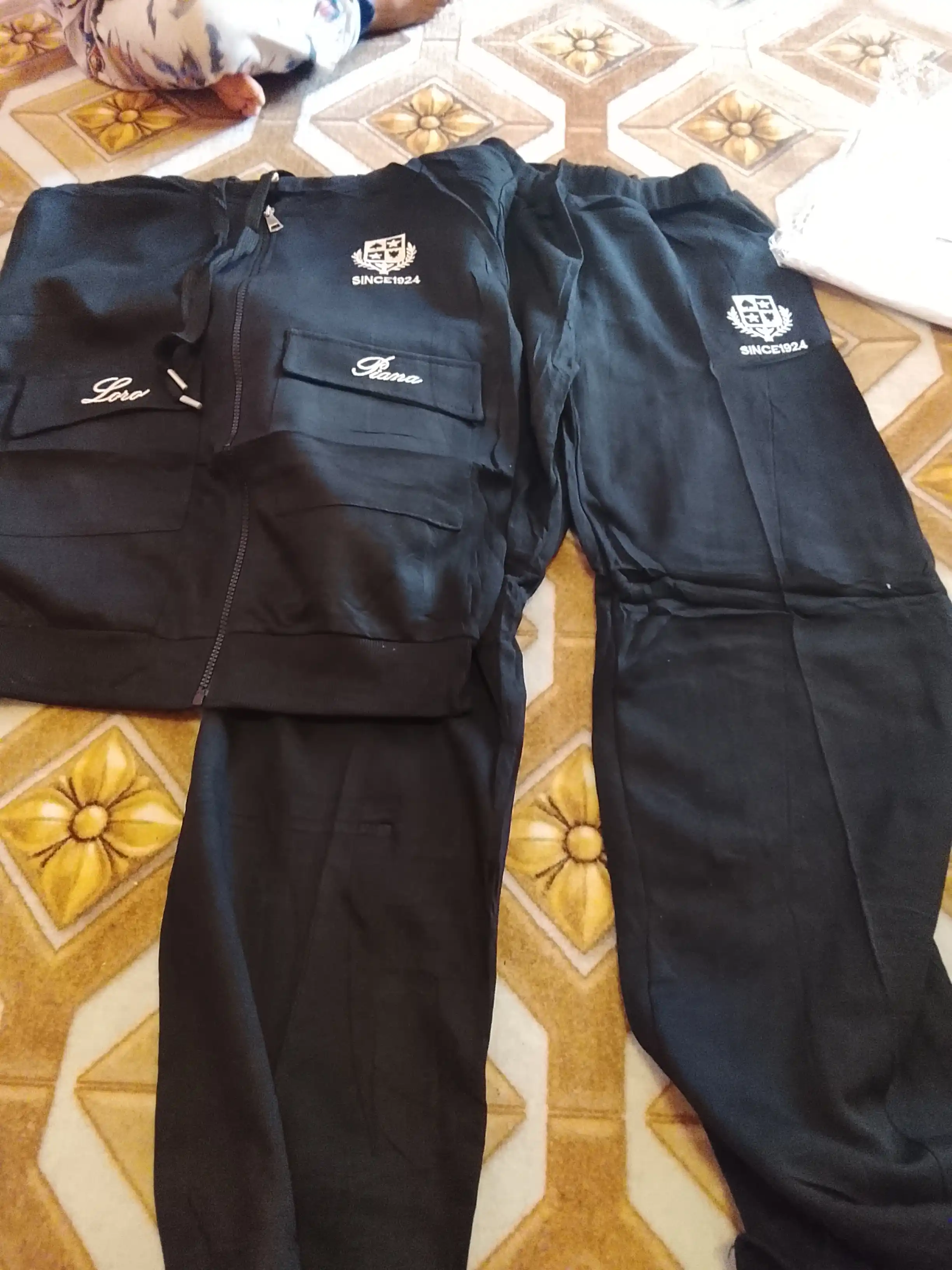 Qizlar uchun 3 qismli pushti sport komplekti: huddi, futbolka va keng shim, 8–13 yosh