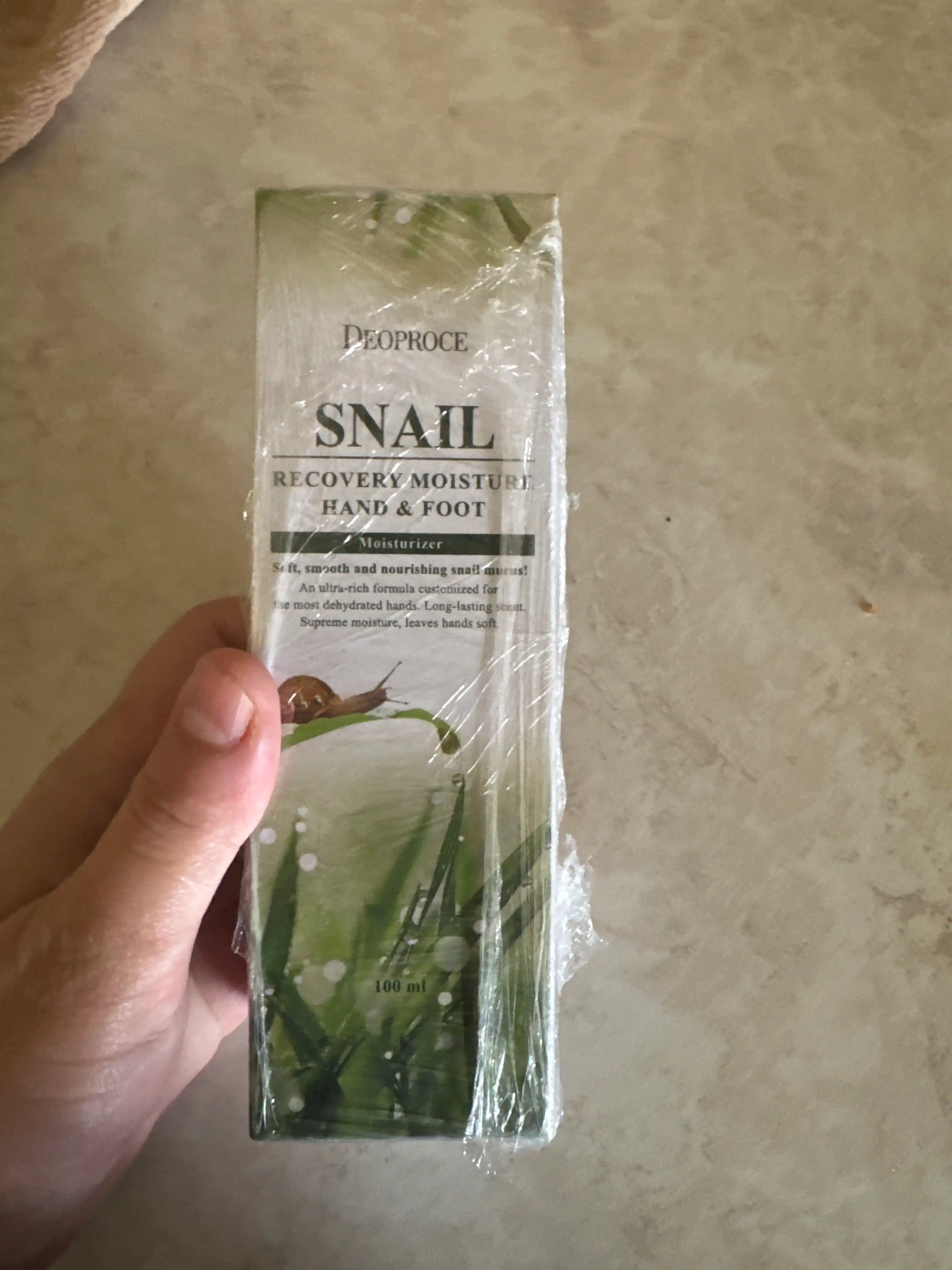 Deoproce Snail qayta tiklovchi va namlovchi qo'l va oyoq uchun krem