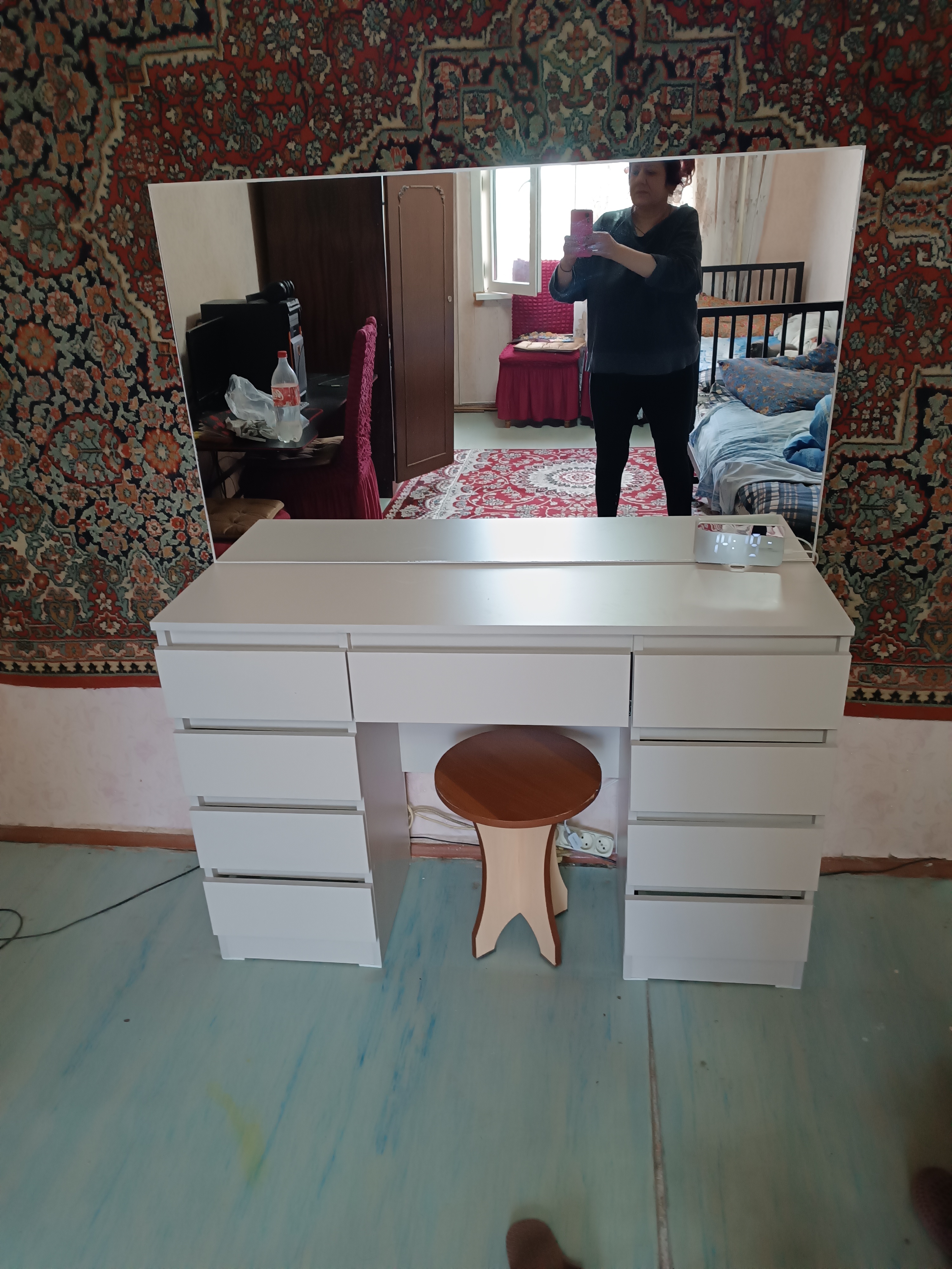 Pardoz stoli ko'zgu bilan ZARA, kosmetika uchun tumba, 120 sm