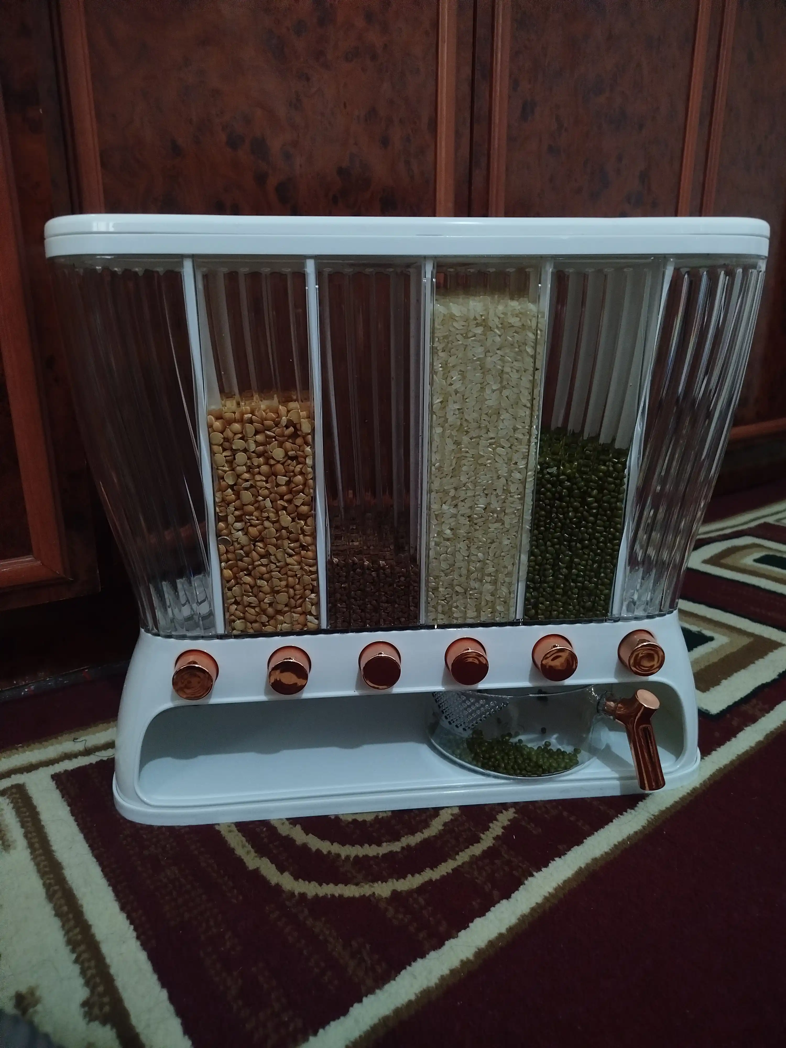 Yormalarni saqlash uchun  konteyner-dispenser, dozator bilan, 6 ta bo‘limdan, 12.5 l