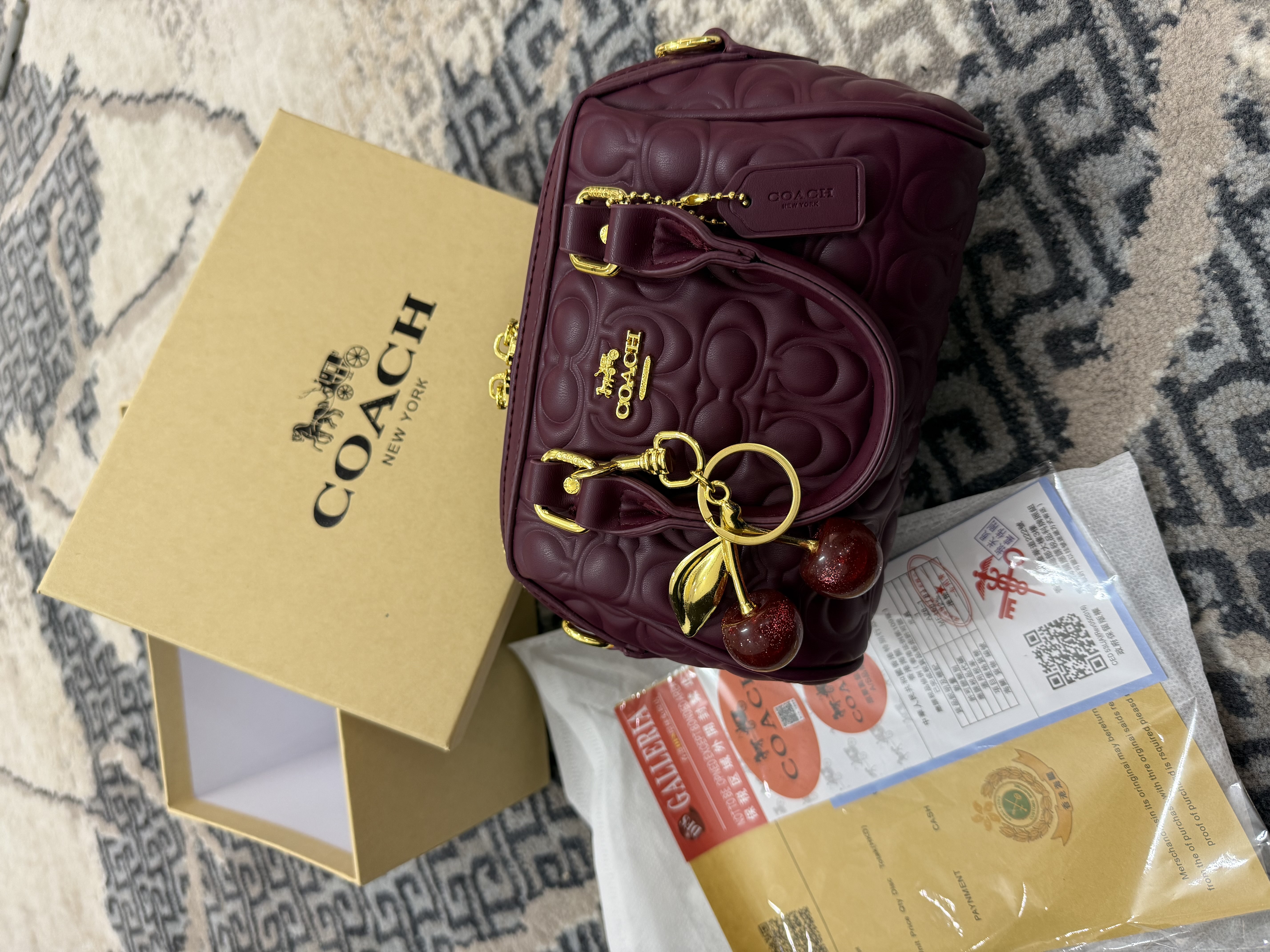 Сумка Coach с широким плечевым ремнём и брелоком-вишенкой, для повседневного использования