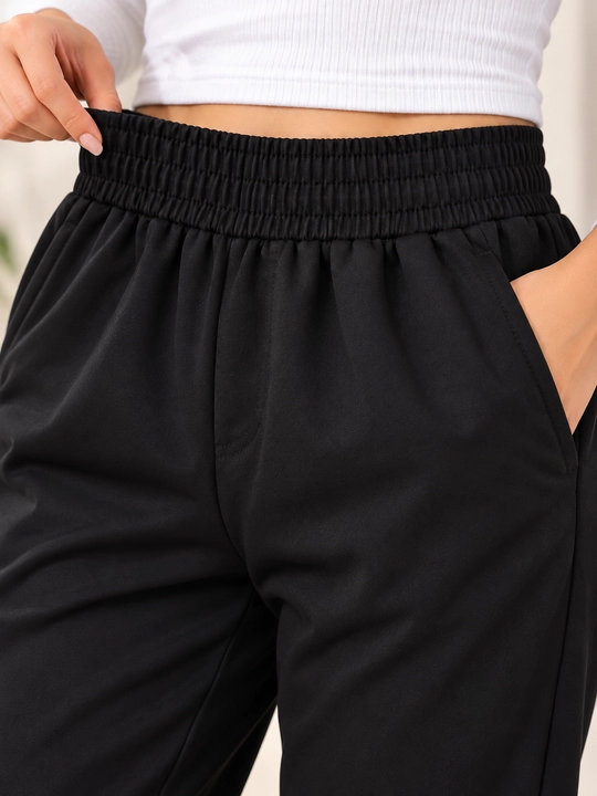 Ayollar uchun qora jogger sport shim, elastik bel va manjetli
