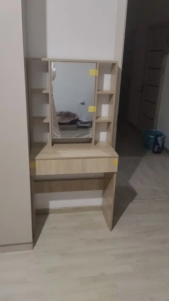 Туалетный столик с зеркалом