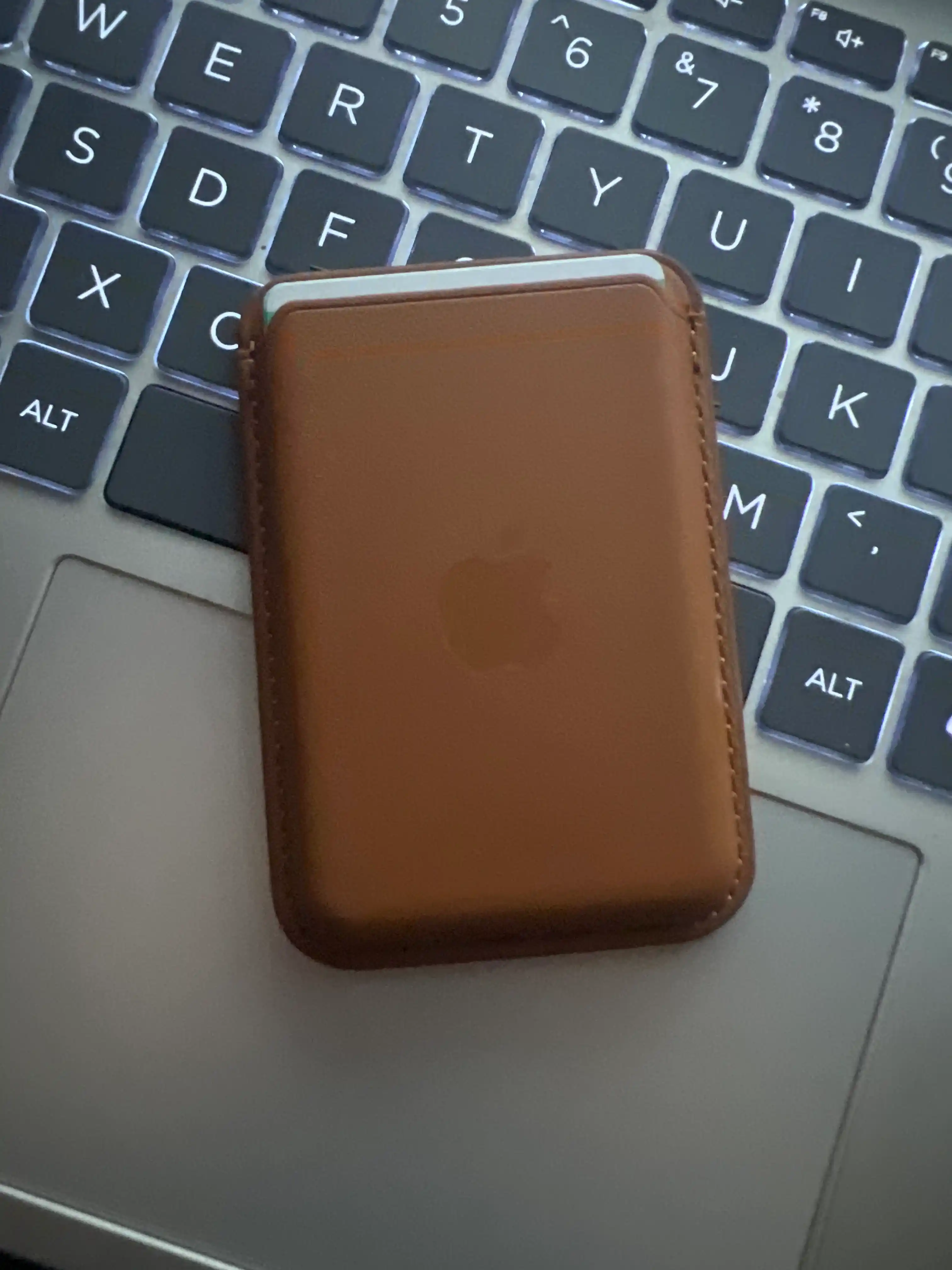 IPhone uchun MagSafe kartxolder, bank kartalari uchun
