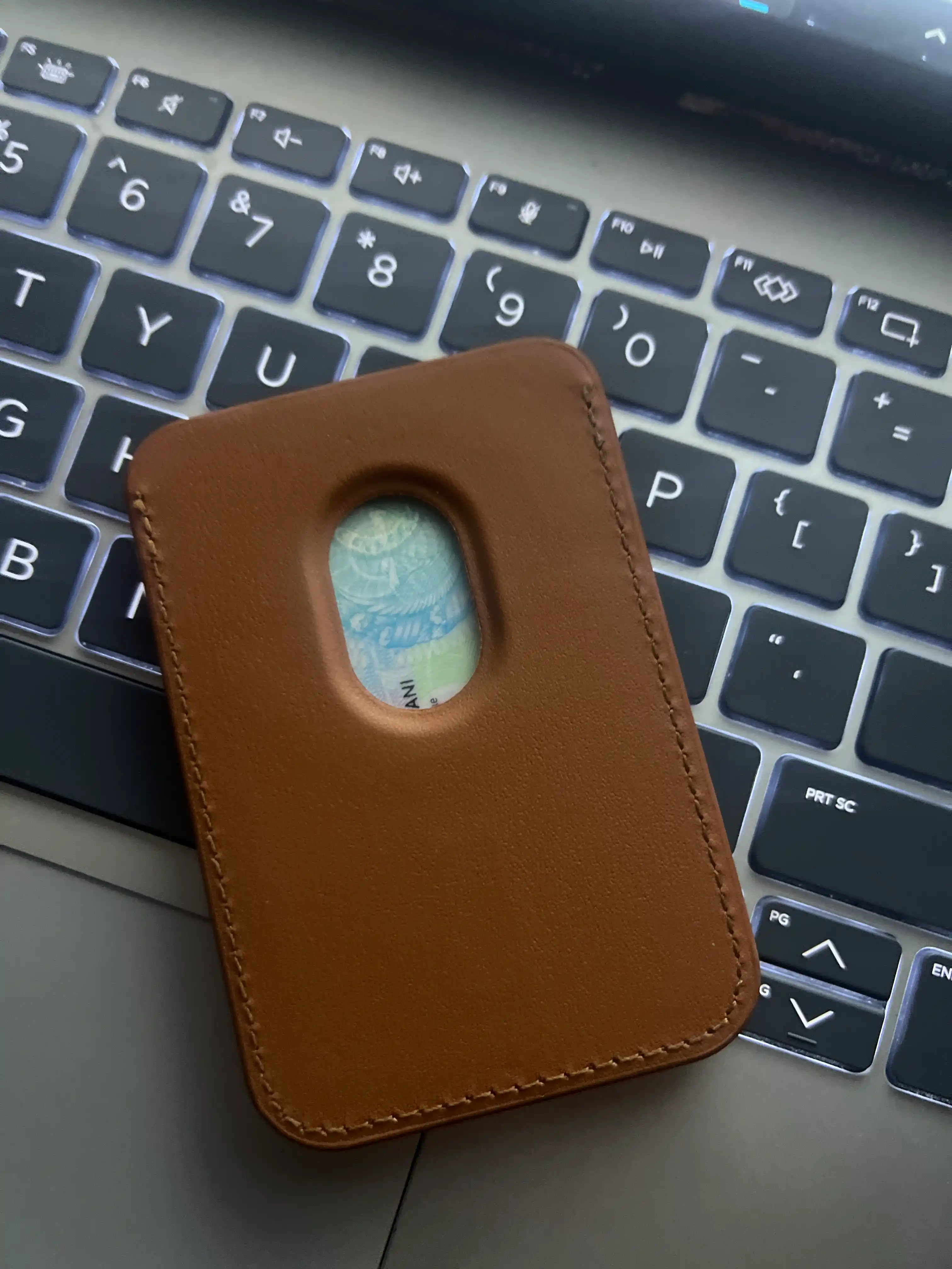 IPhone uchun MagSafe kartxolder, bank kartalari uchun