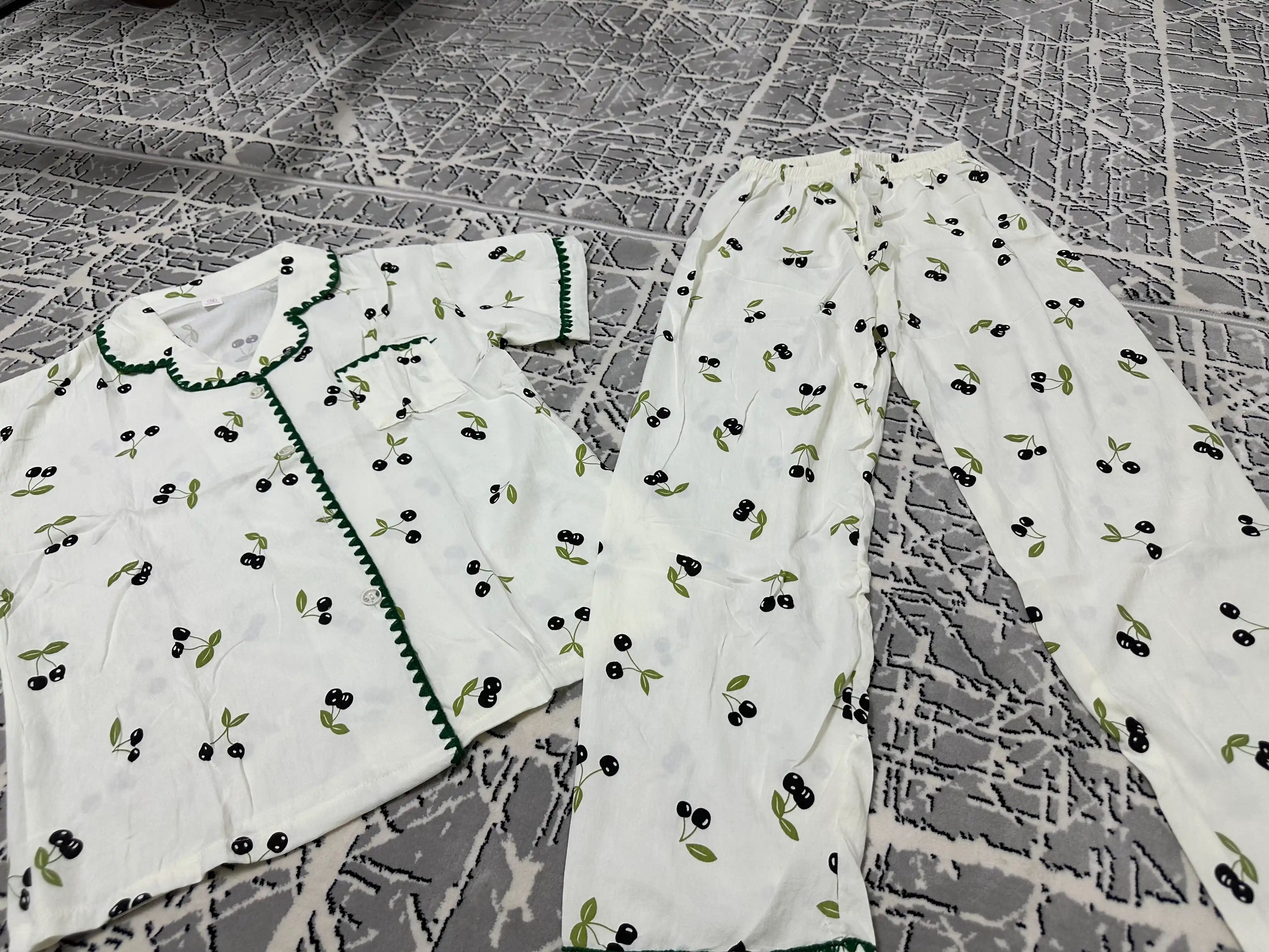 Ayollar pijamasi, ishton bilan