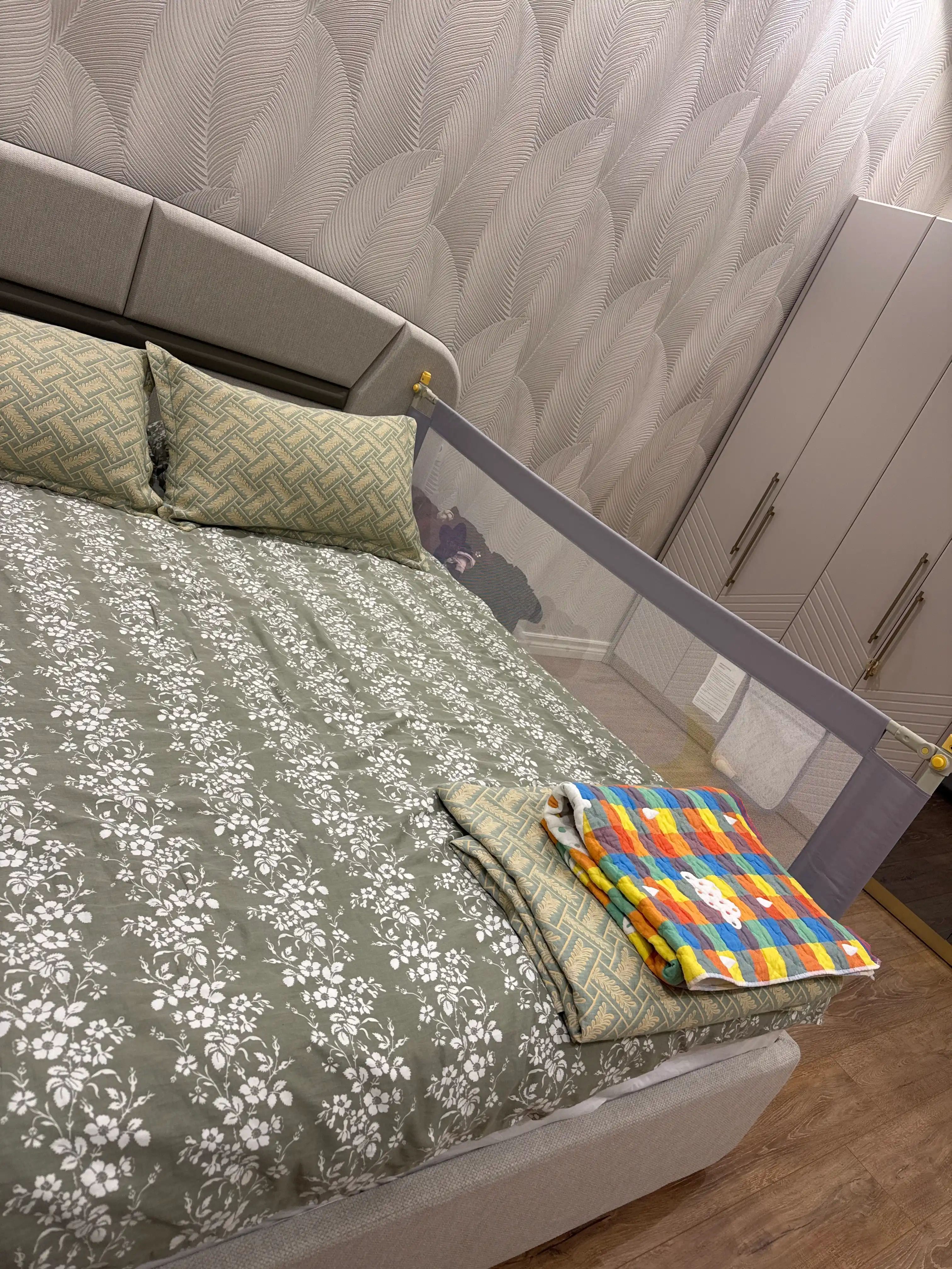 Защитный бортик для кровати от детей