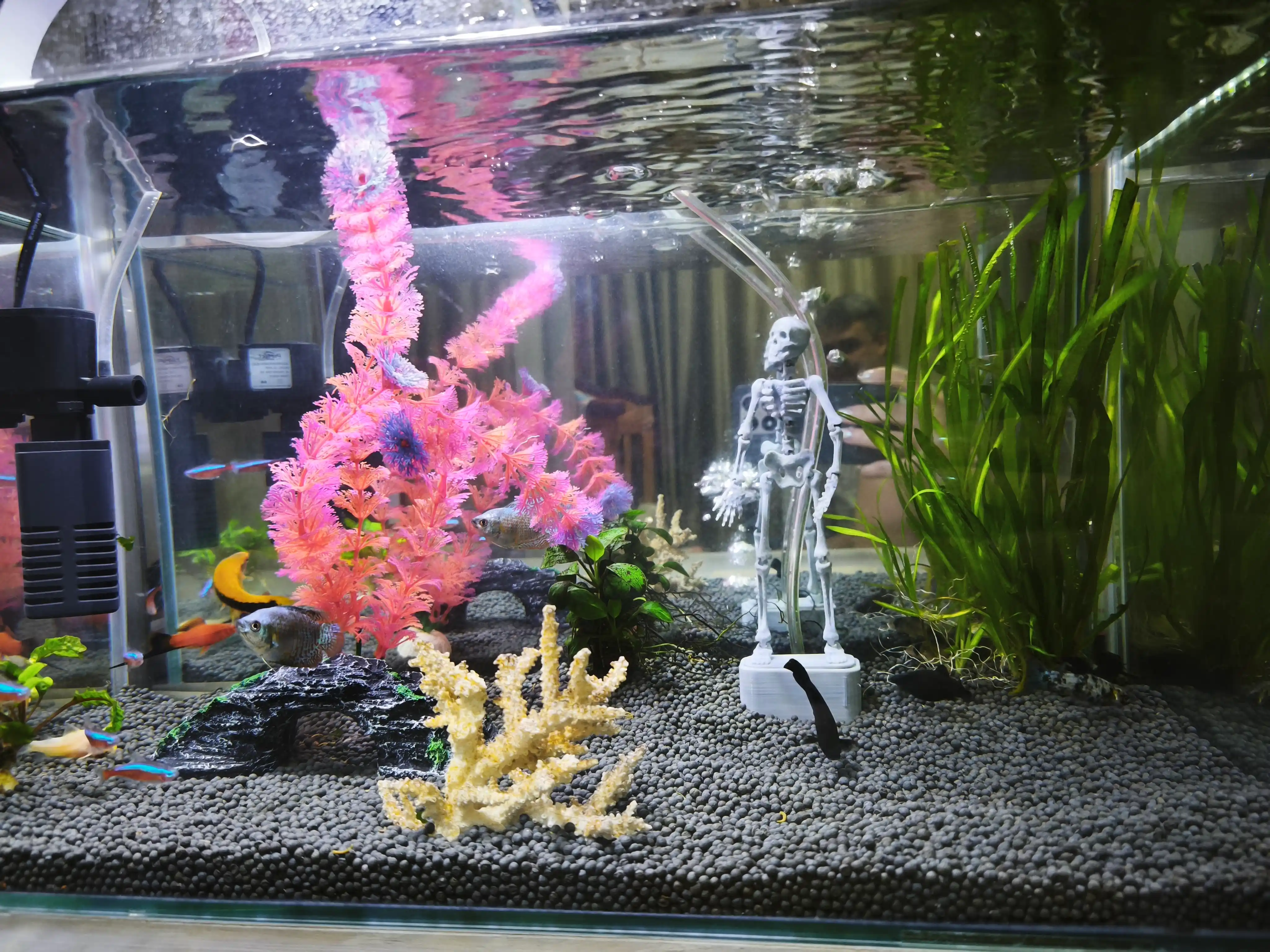 Akvarium uchun raqsga tushuvchi skelet — dekorativ figurka
