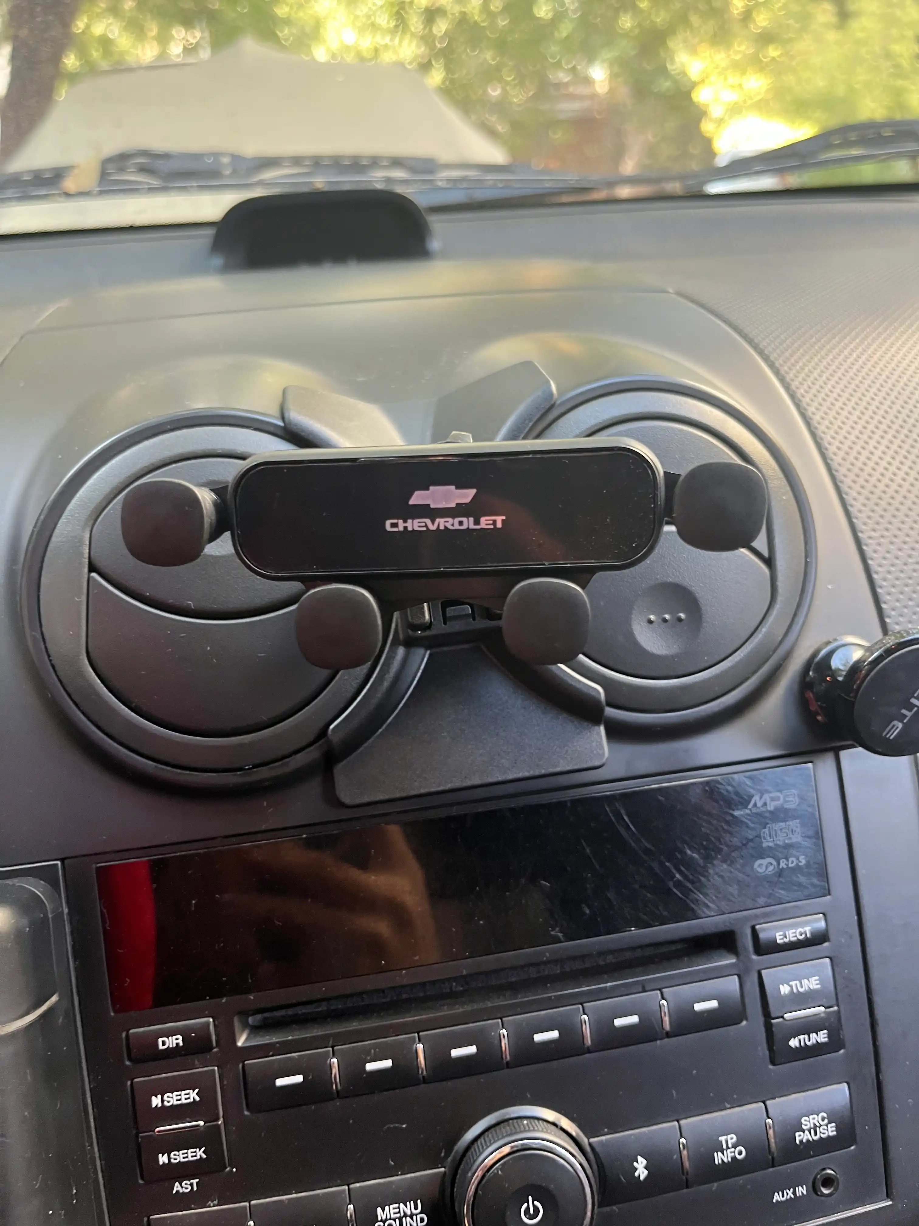Chevrolet Nexia 3 uchun avtomobil telefon ushlagichi — gravitatsion kronshtyen