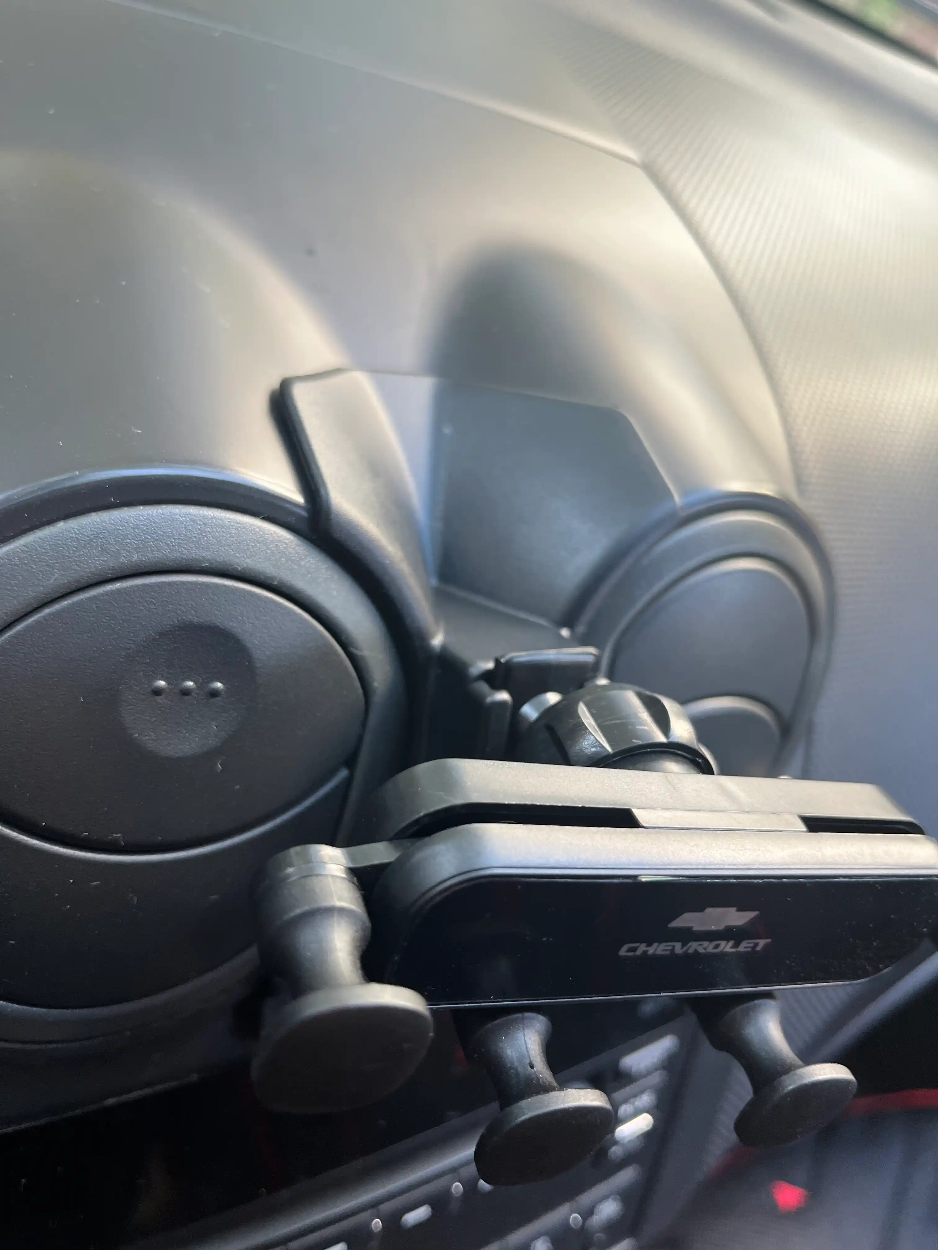 Chevrolet Nexia 3 uchun avtomobil telefon ushlagichi — gravitatsion kronshtyen