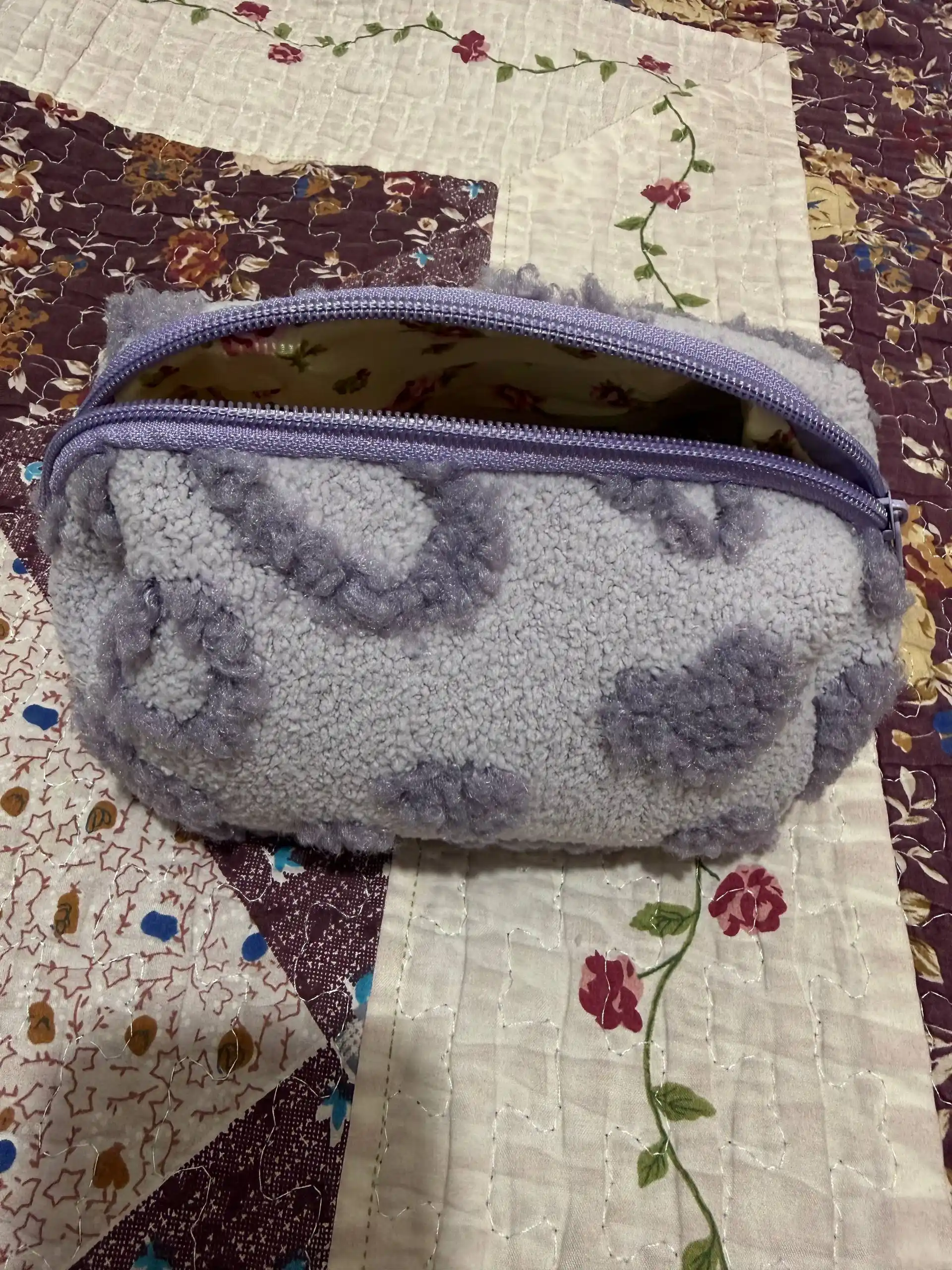 Косметичка из мягкого плюша с цветочным узором