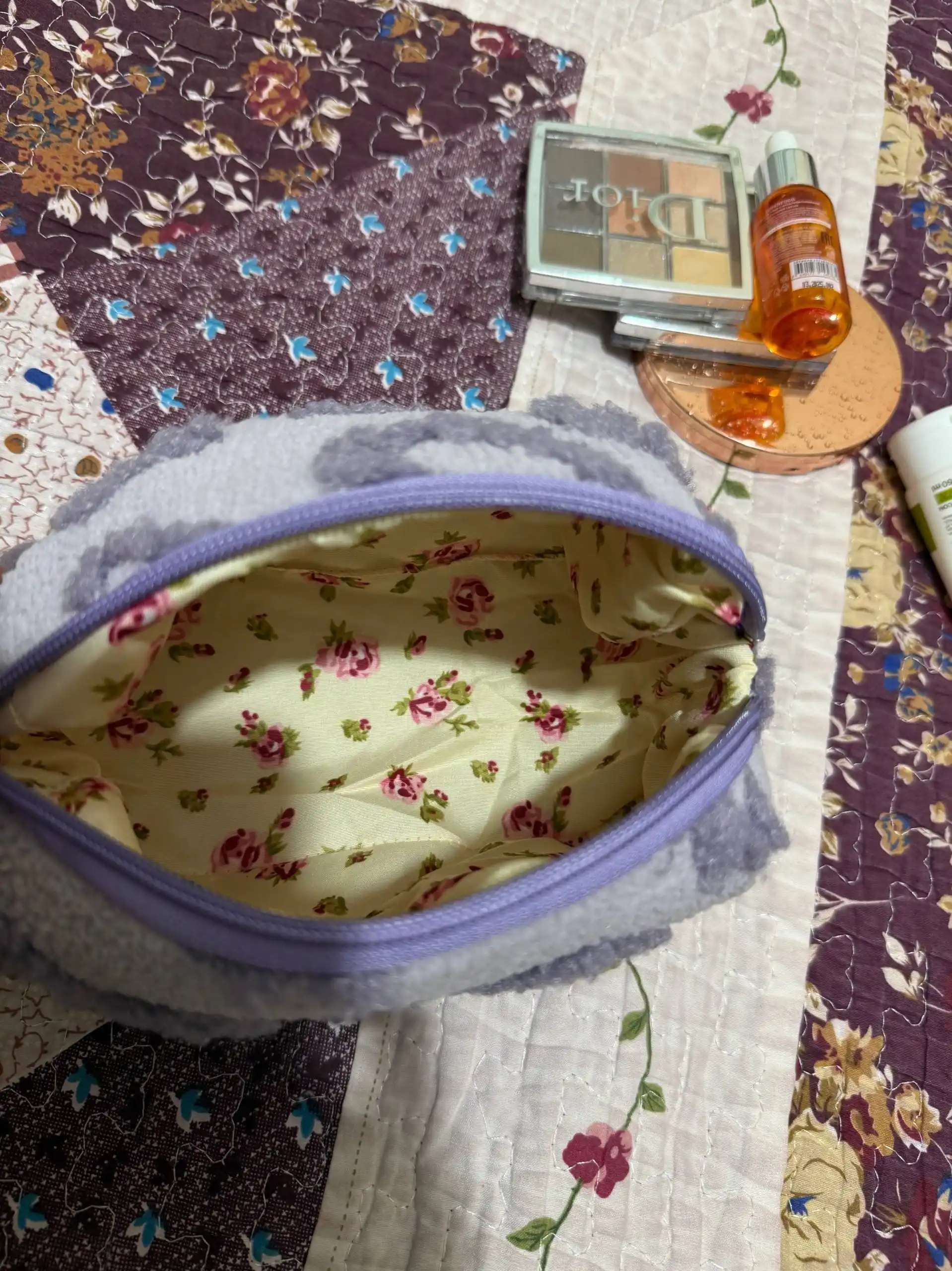 Косметичка из мягкого плюша с цветочным узором