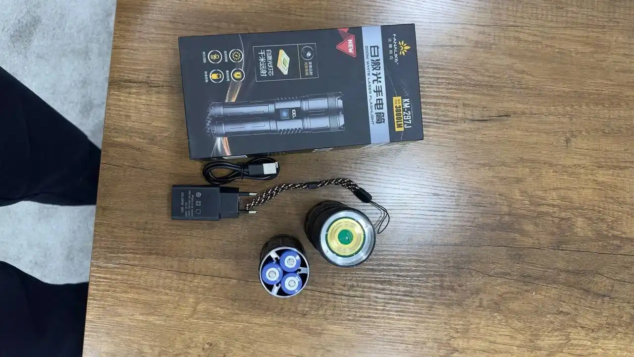 KM-297J akkumulyatorli LED fanarlar, sozlanadigan fokusli, zaryad indikatorli,fonar