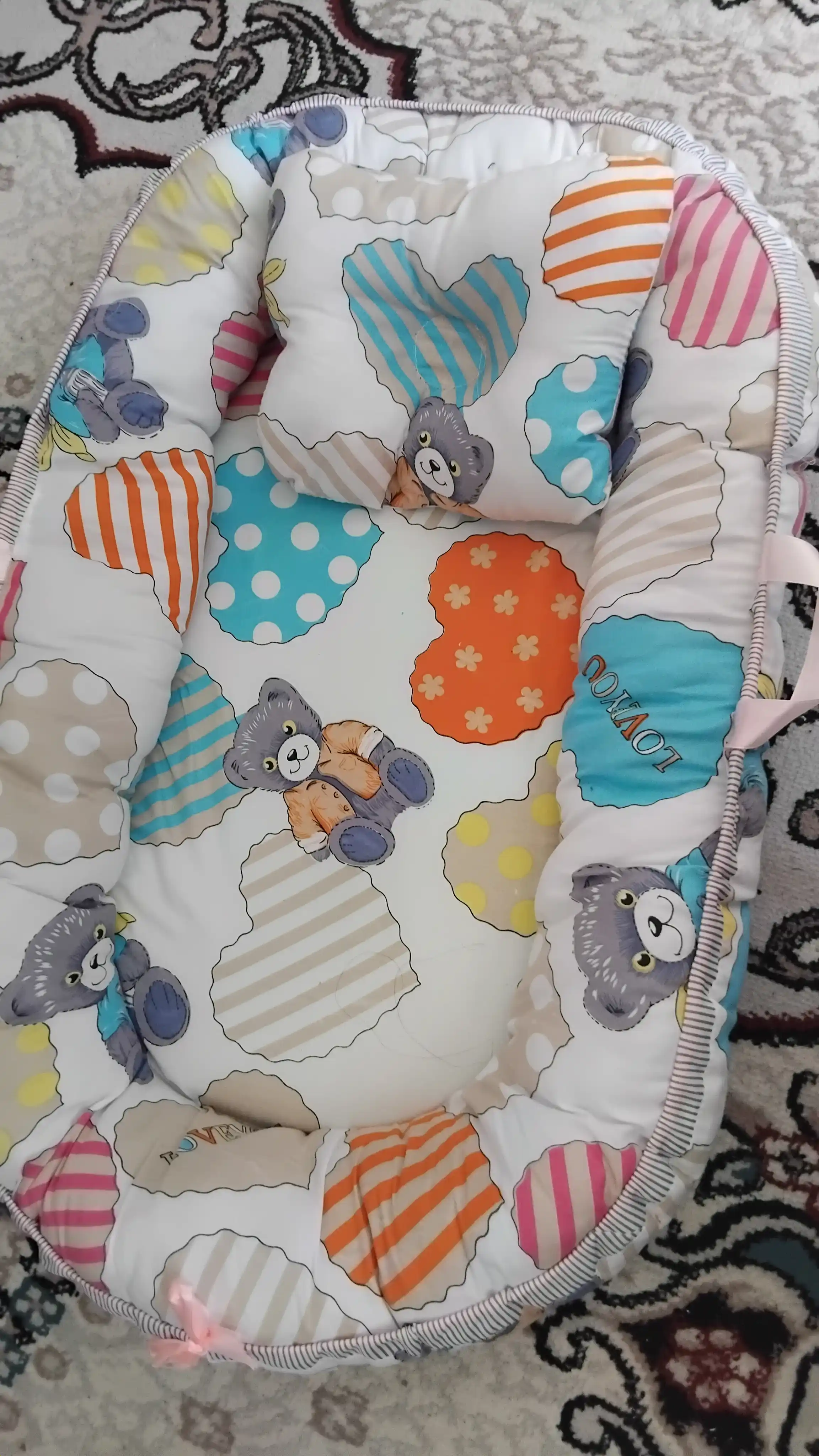 Yangi tug'ilgan chaqaloqlar uchun uxlash uchun gnezdo, matras