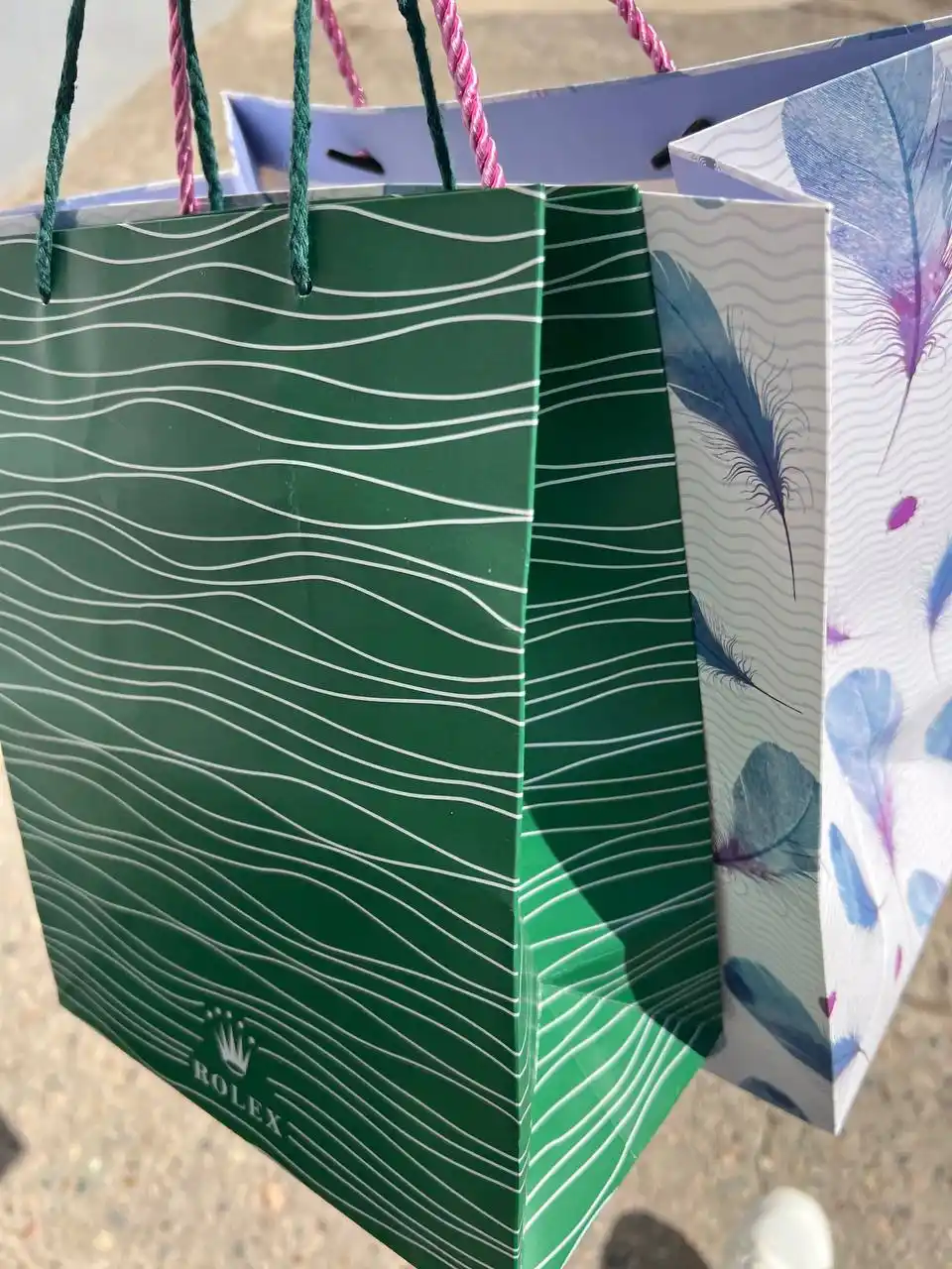 Sovg‘a qutisi, hujjatlar va paketli erkaklar qo‘l soati, bayram uchun sovg‘a