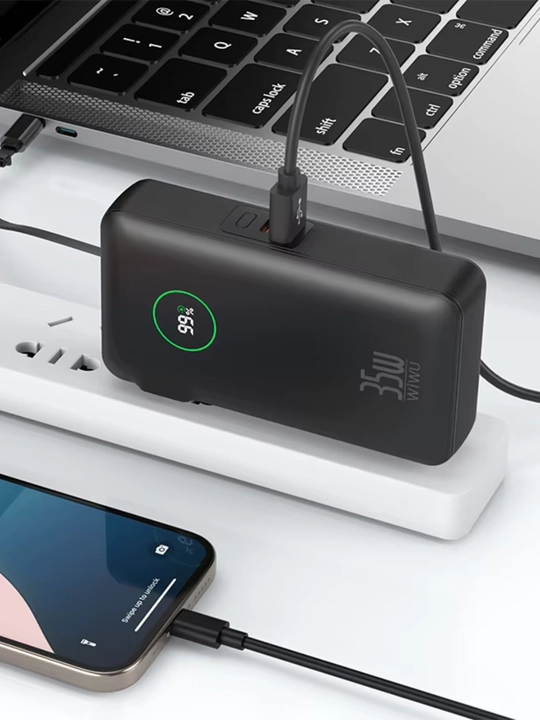 WiWU NOBLE 35W Power Bank – дисплей, выдвижной кабель 70 см