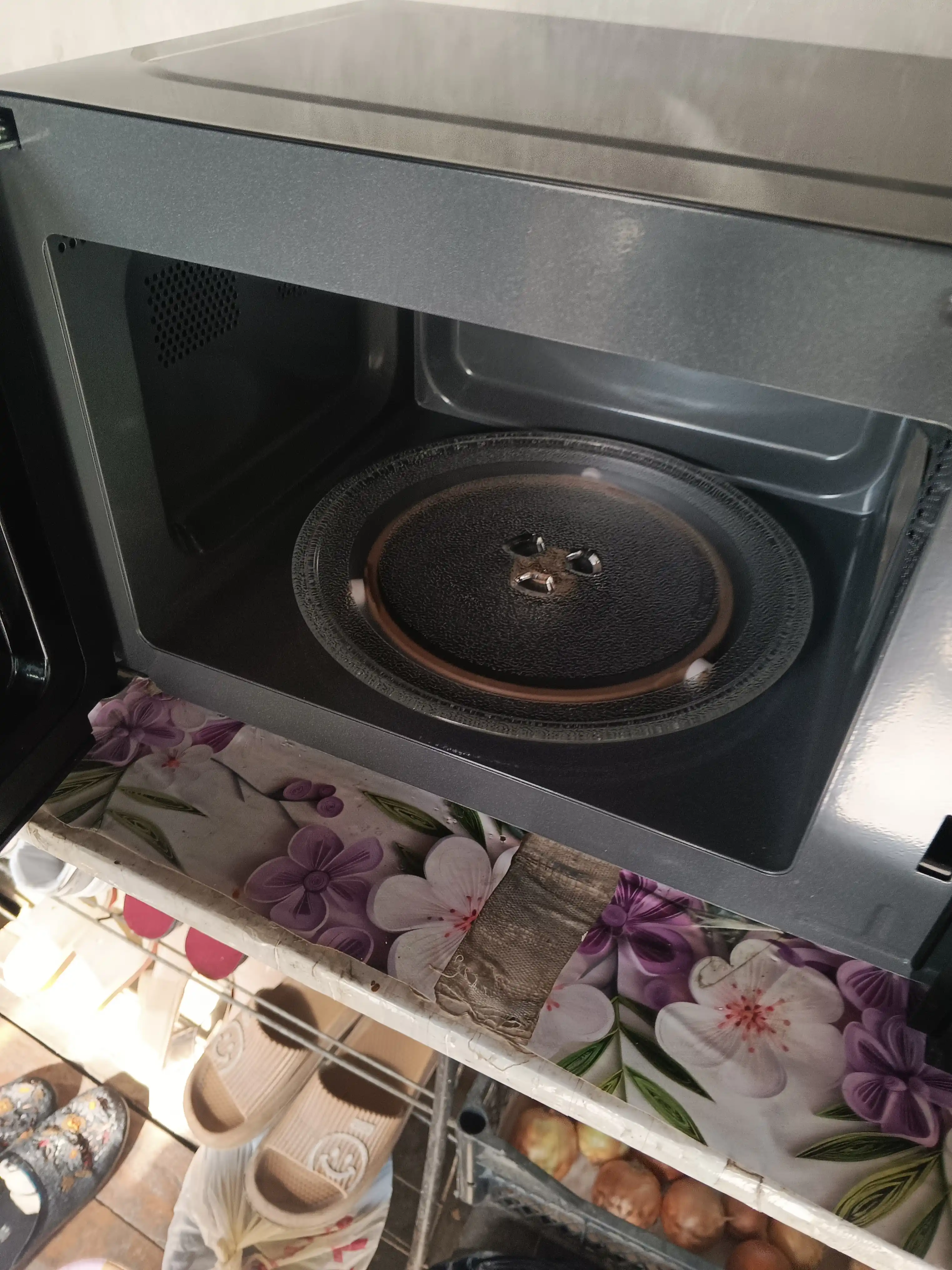 Mikroto'lqinli pech QLT MWS-2099-BL