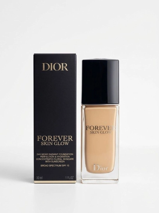 Dior Forever Skin Glow yuz uchun tonal krem (yaltiruvchi/nur beruvchi effektli) - 