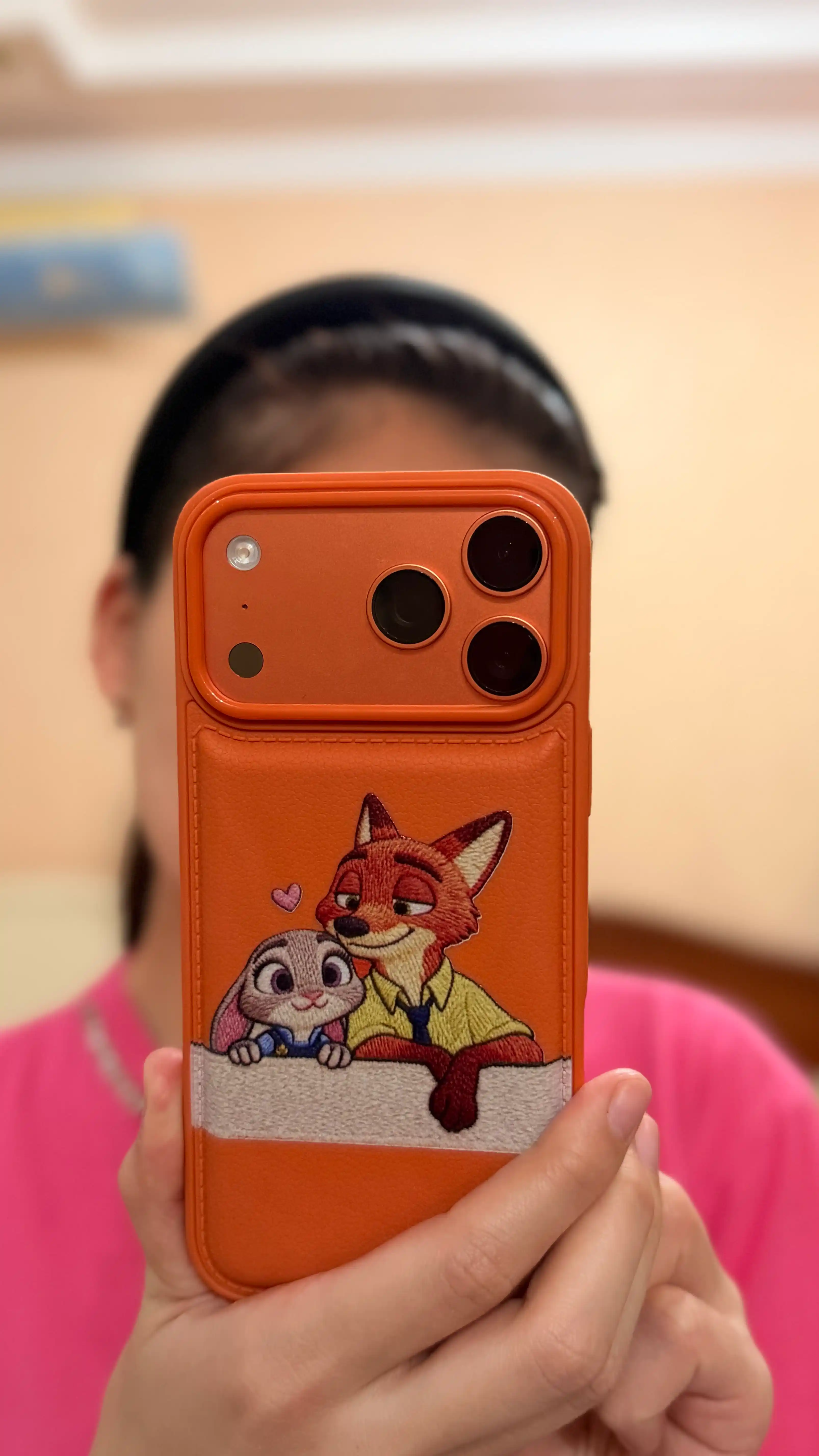 Disney Zootopia telefon g‘ilofi iPhone 17 Pro Max uchun – Nick va Judy dizaynlicharmg‘ilof
