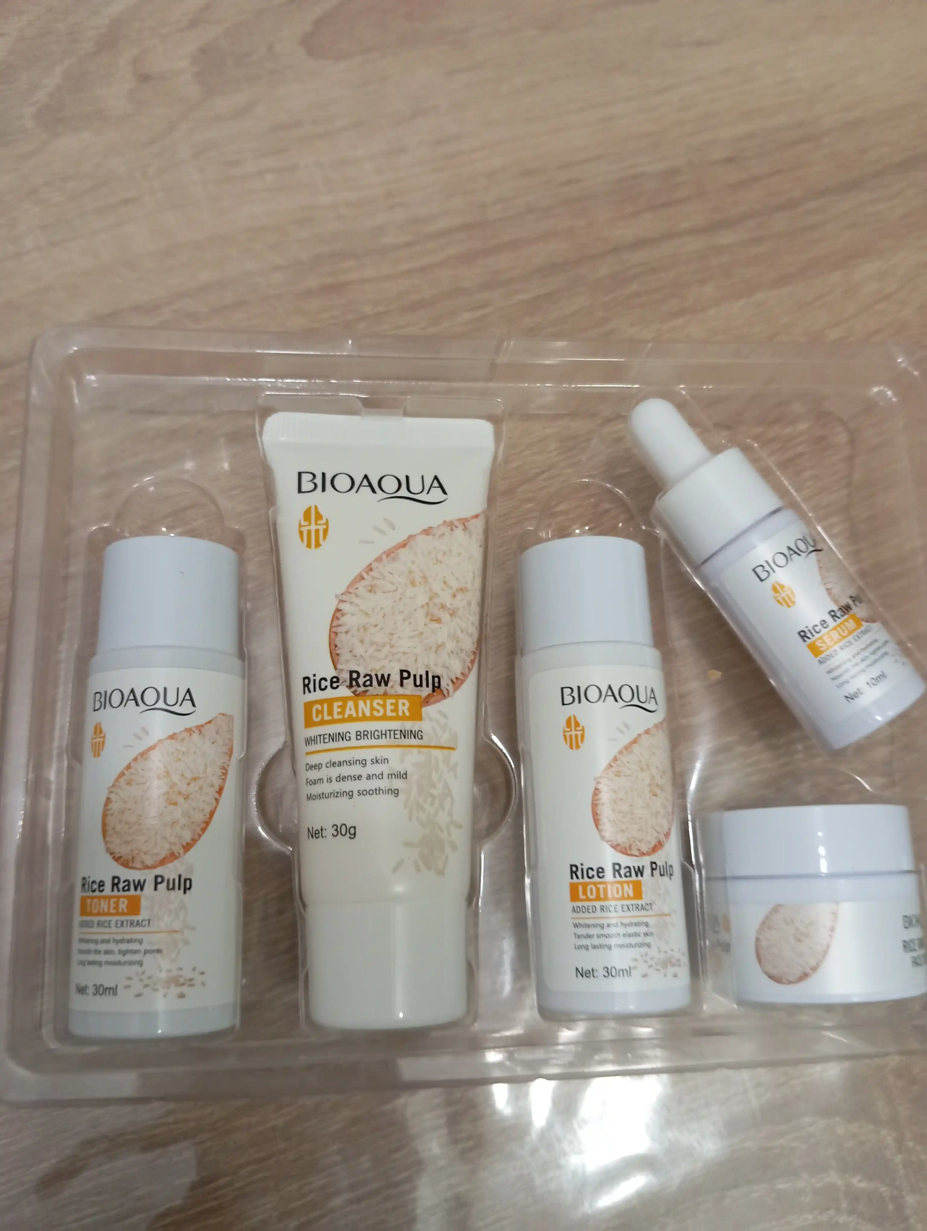 Bioaqua «6 tasi 1 da» yoshartiruvchi yuz parvarishi uchun mini-to'plami