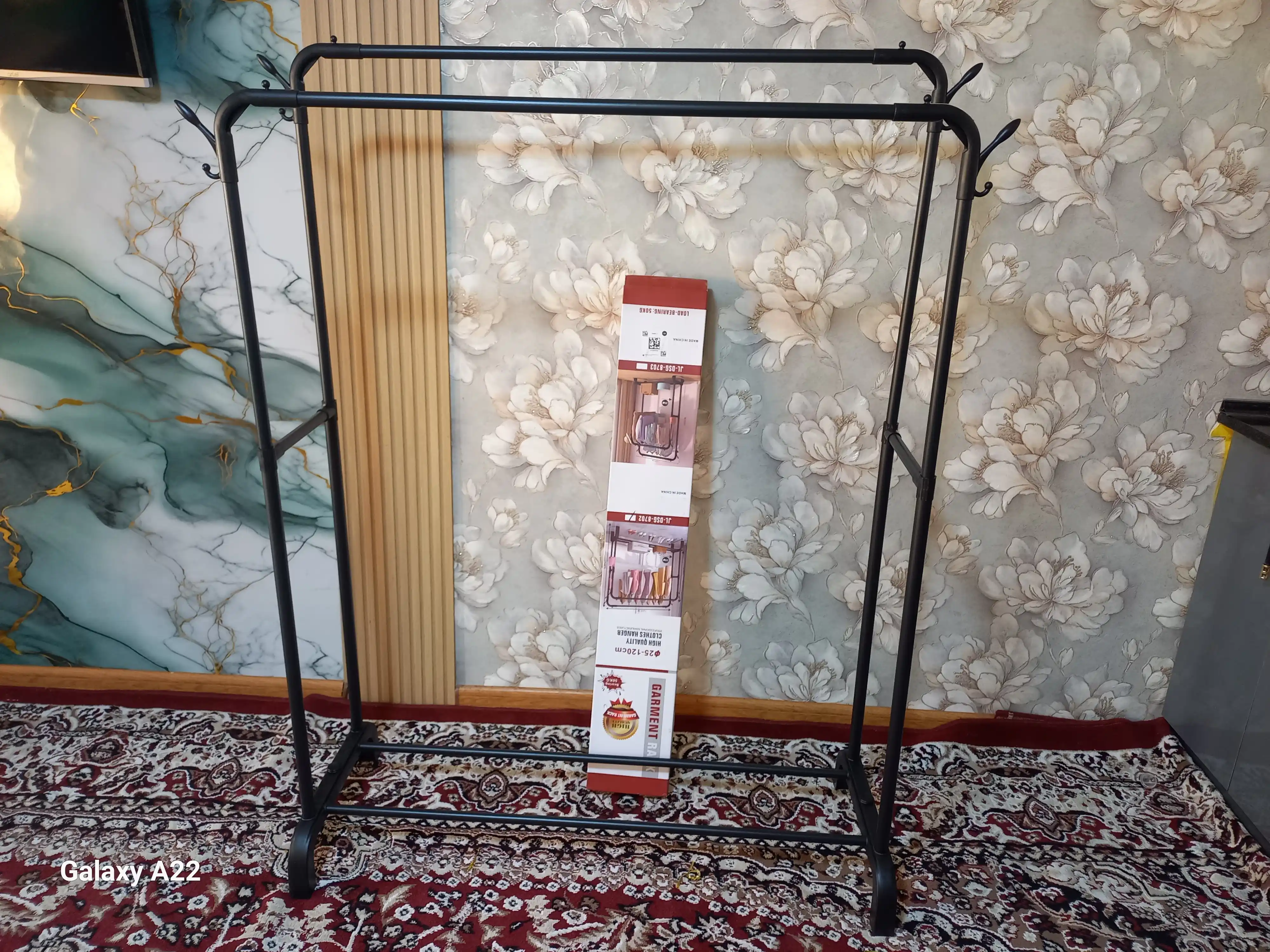 Metall garderob, polga osiladigan kiyim ilgich, poyabzal tagligi bilan, g‘ildirakli