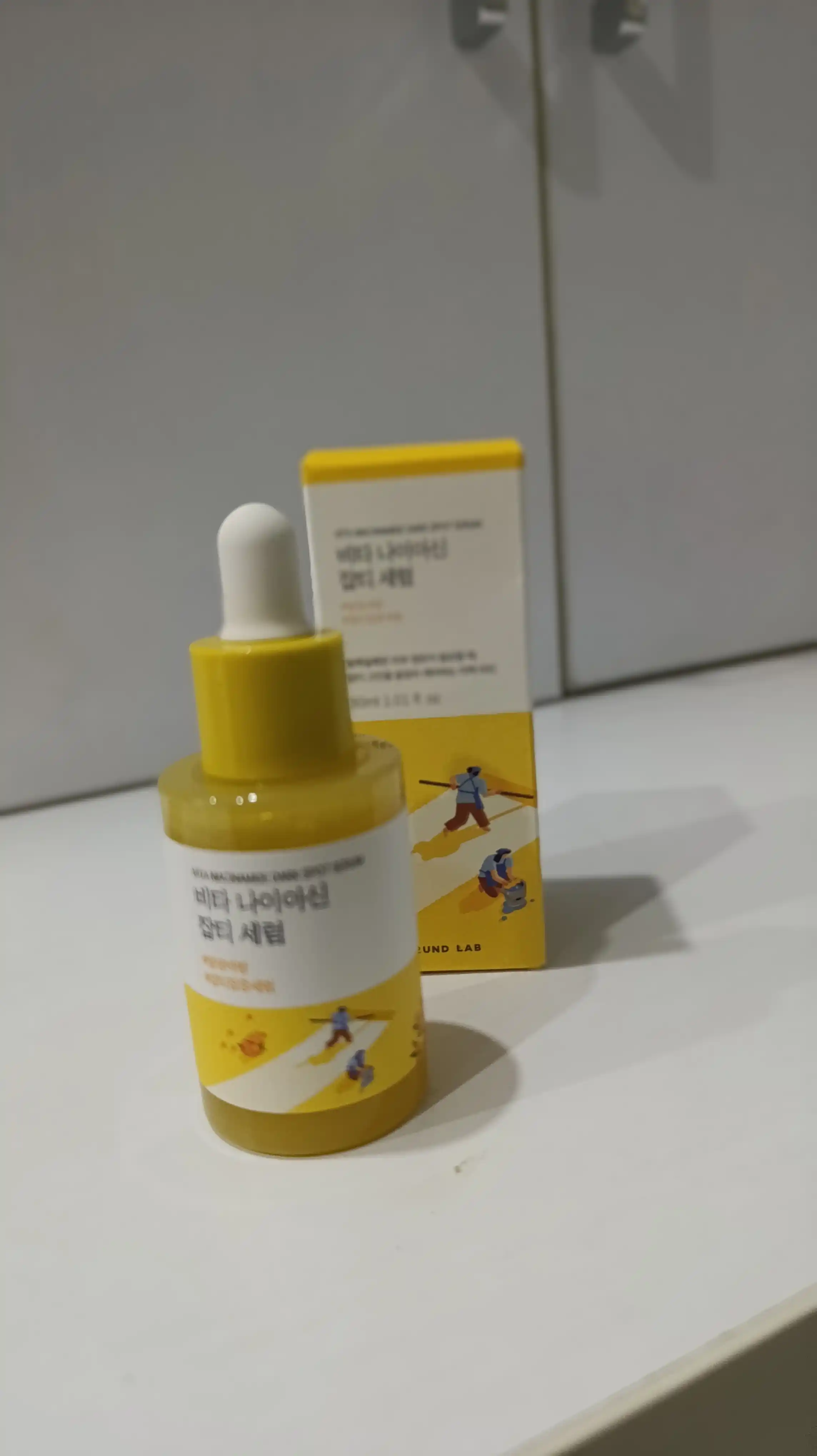 Осветляющая сыворотка против пигментации Round lab Vita Niacinamide Dark Spot Serum, 30 мл