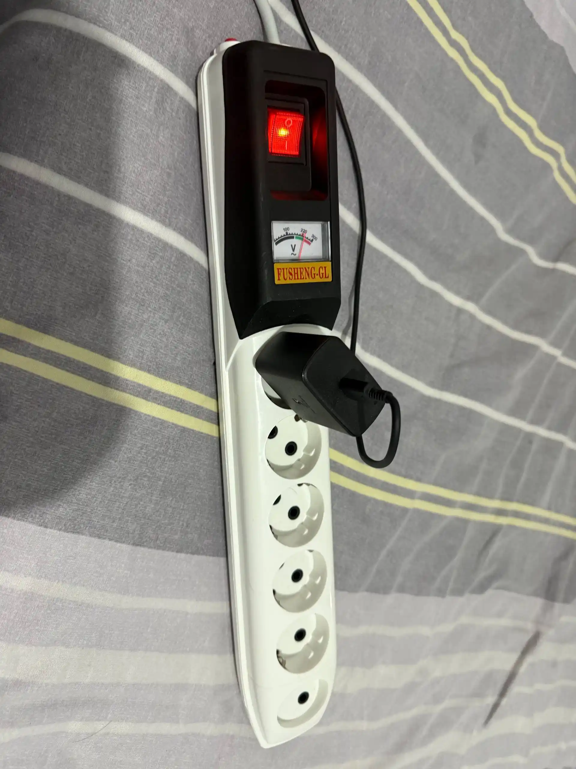 Elektr uzaytirgich tarmoq filtri kuchlanish indikatori bilan, 6 rozetka 3m 5m
