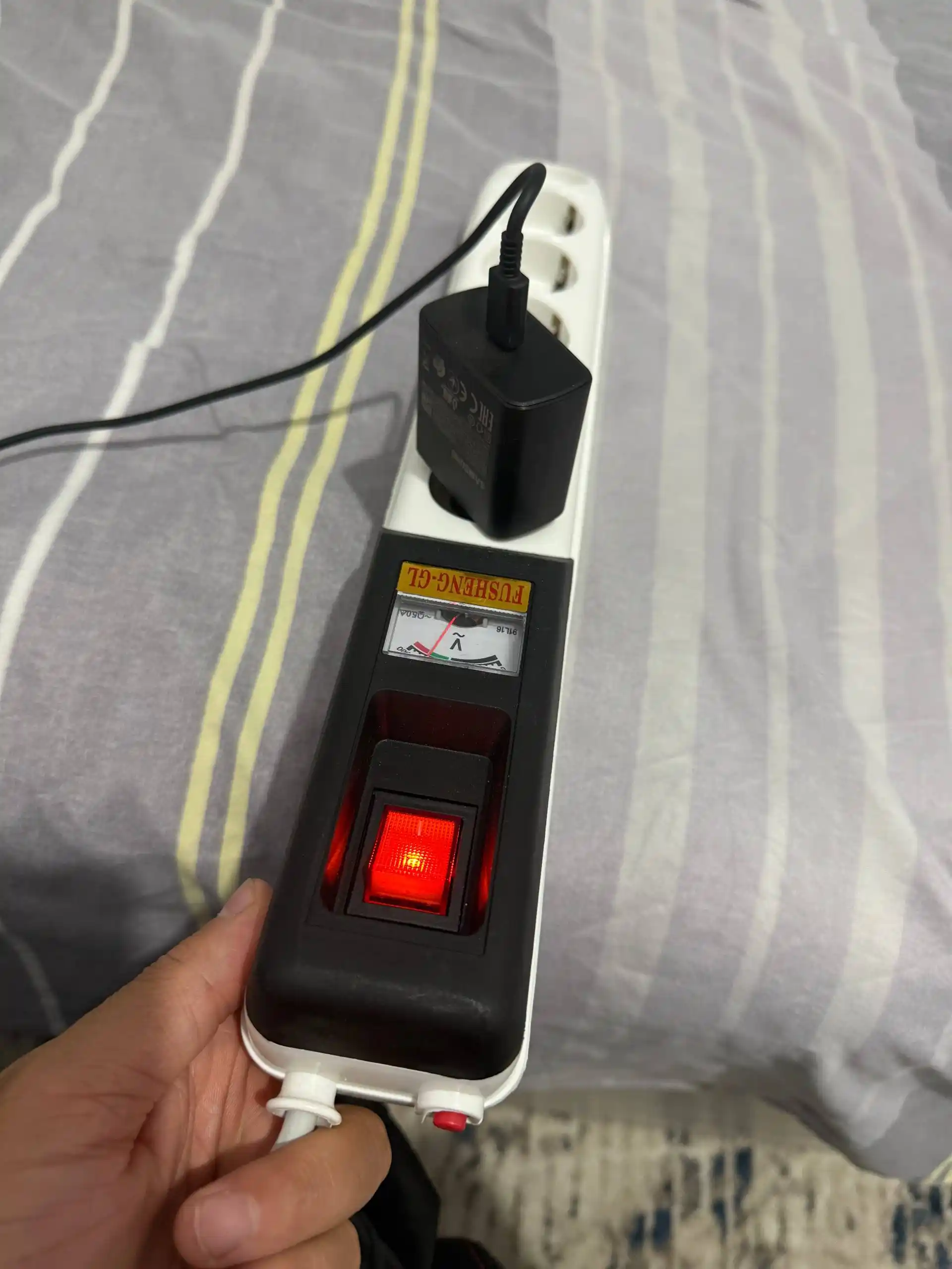 Elektr uzaytirgich tarmoq filtri kuchlanish indikatori bilan, 6 rozetka 3m 5m