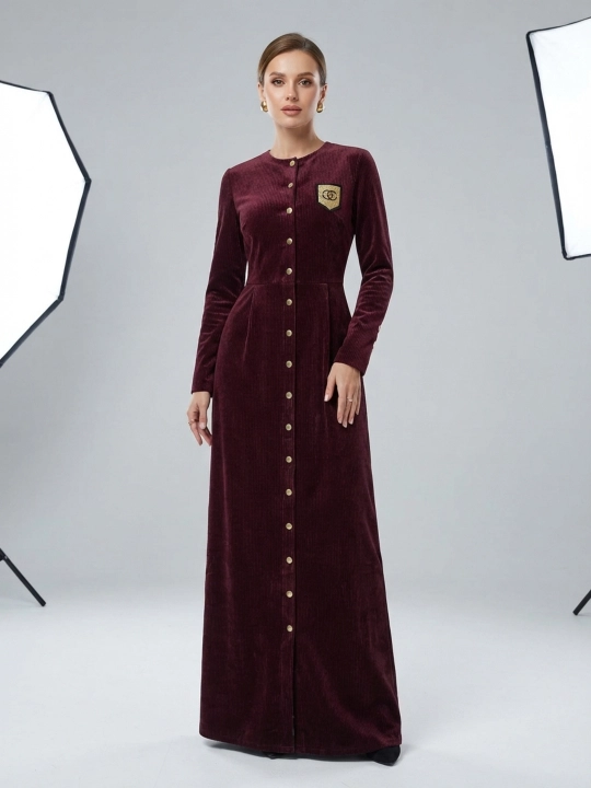 Ayollar uchun tugmali va broshkali velvet maxi ko'ylak - 