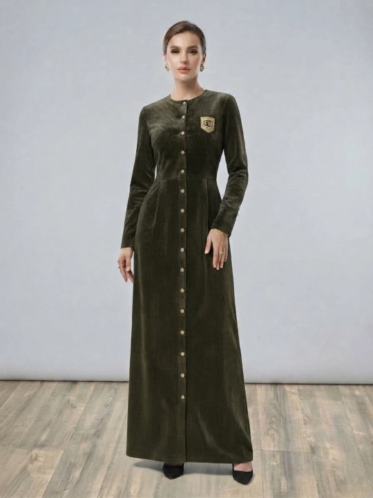Ayollar uchun tugmali va broshkali velvet maxi ko'ylak - 