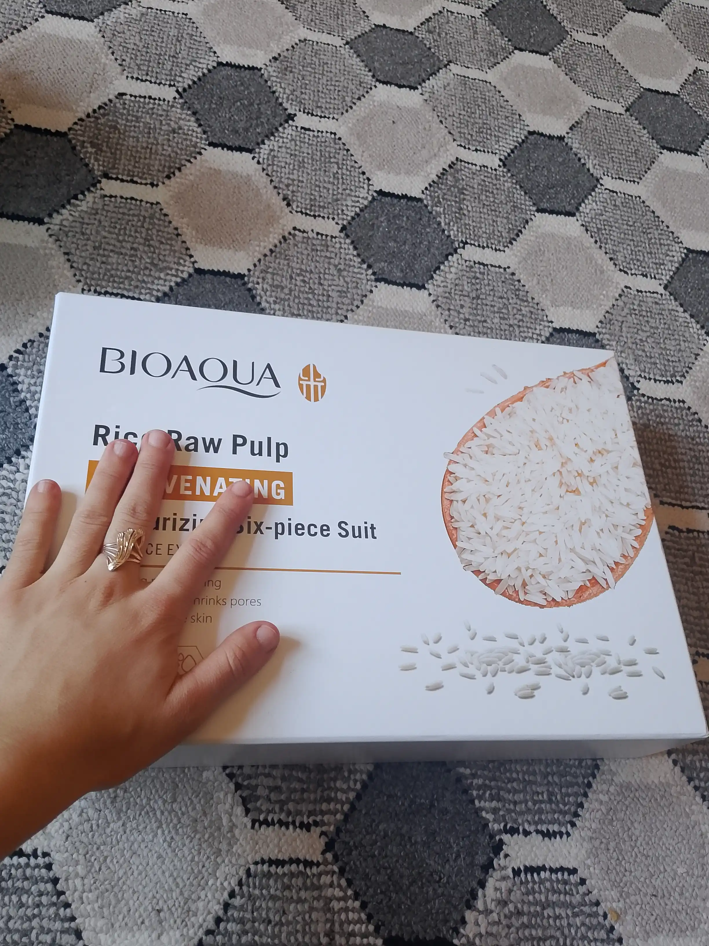 Qarilikka qarshi Bioaqua sovg‘a kosmetika to‘plami: atirgul ekstrakti bilan