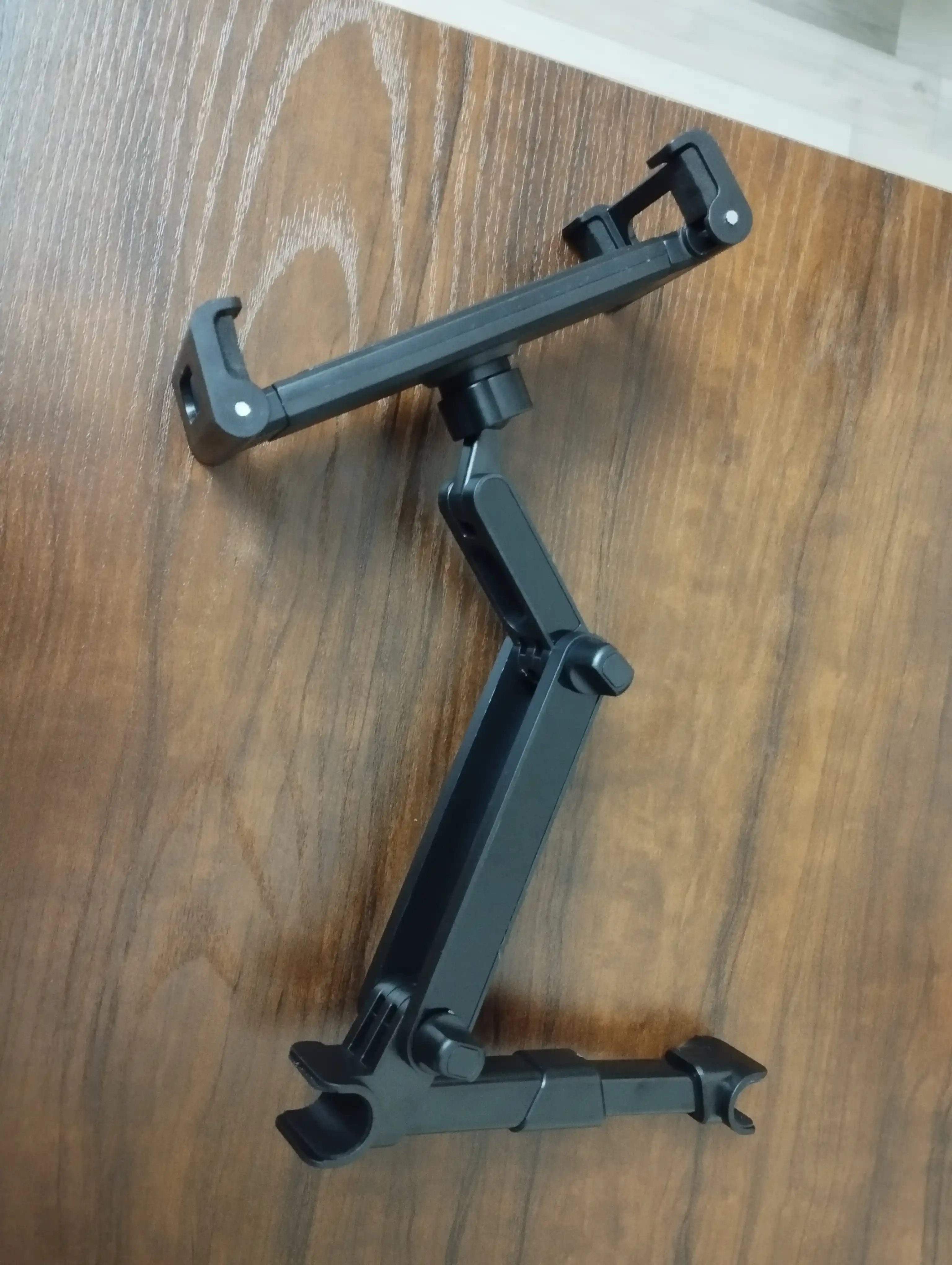 Mashina bosh suyanchig‘iga o‘rnatiladigan telefon va planshet uchun universal holder