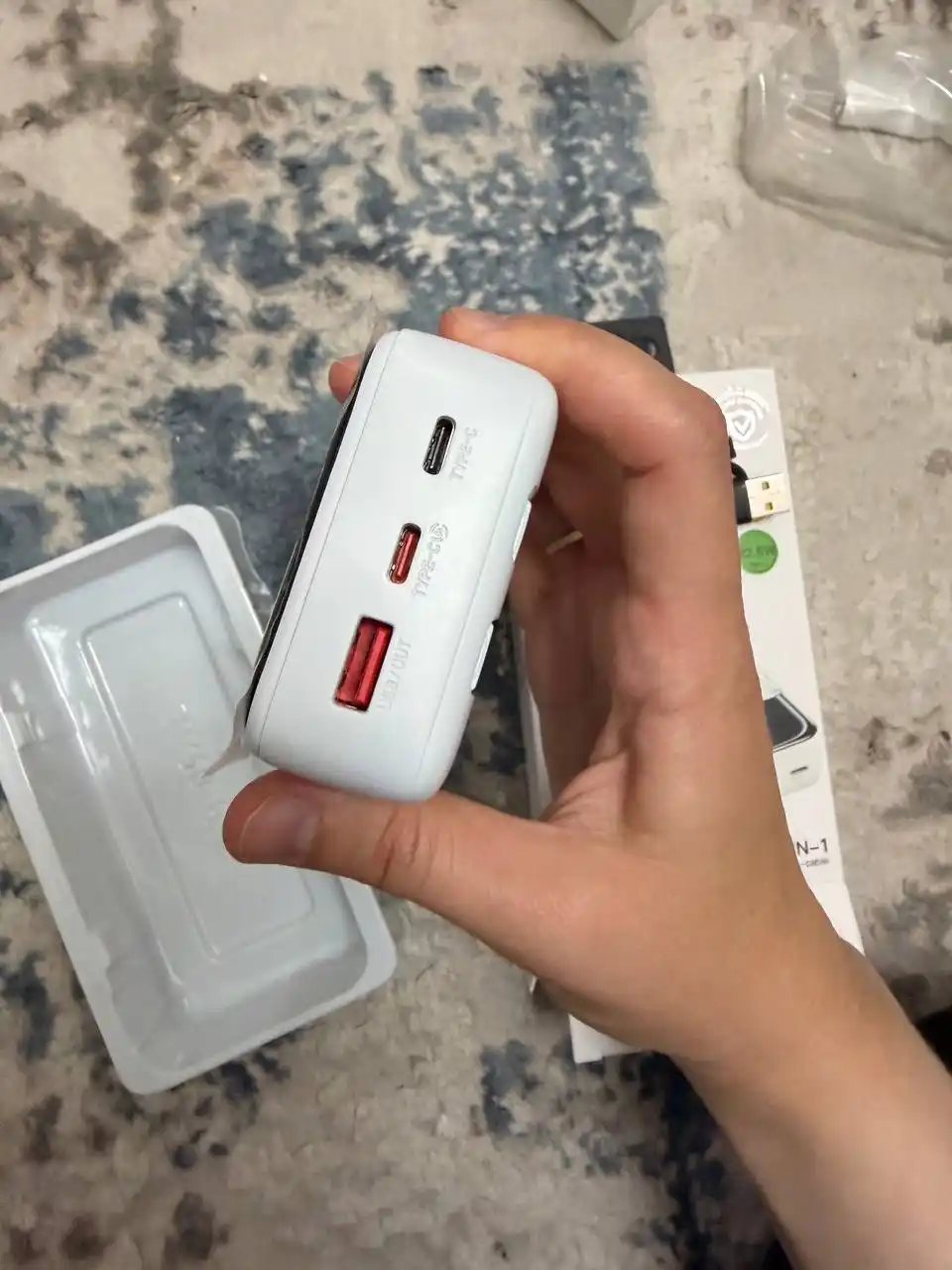Tashqi akkumulyator Power Bank 20000–30000 mAh, 22.5W, 2 ta ichki kabel bilan
