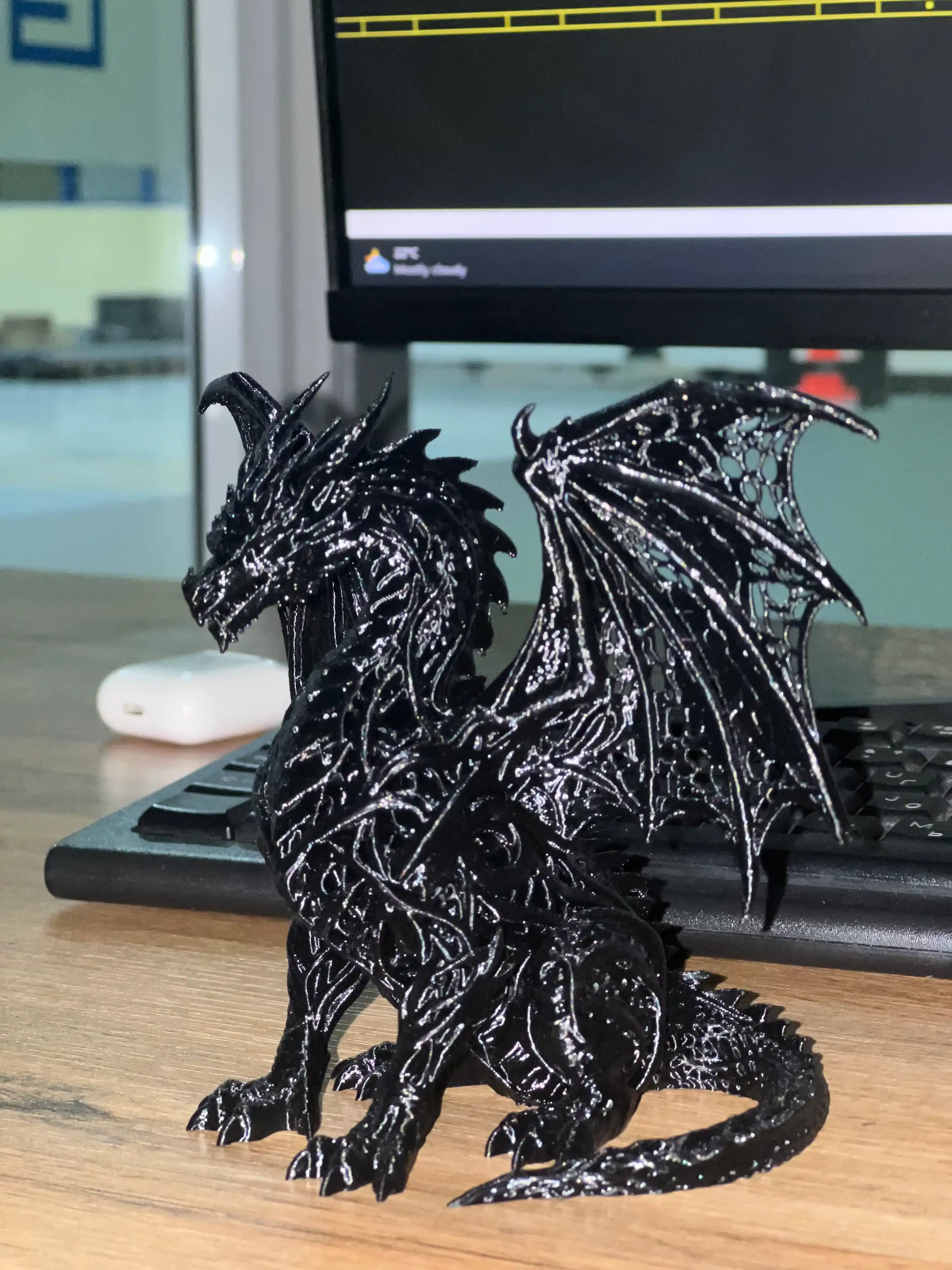 Qora ajdaho dekorativ haykalchasi 3D bosilgan