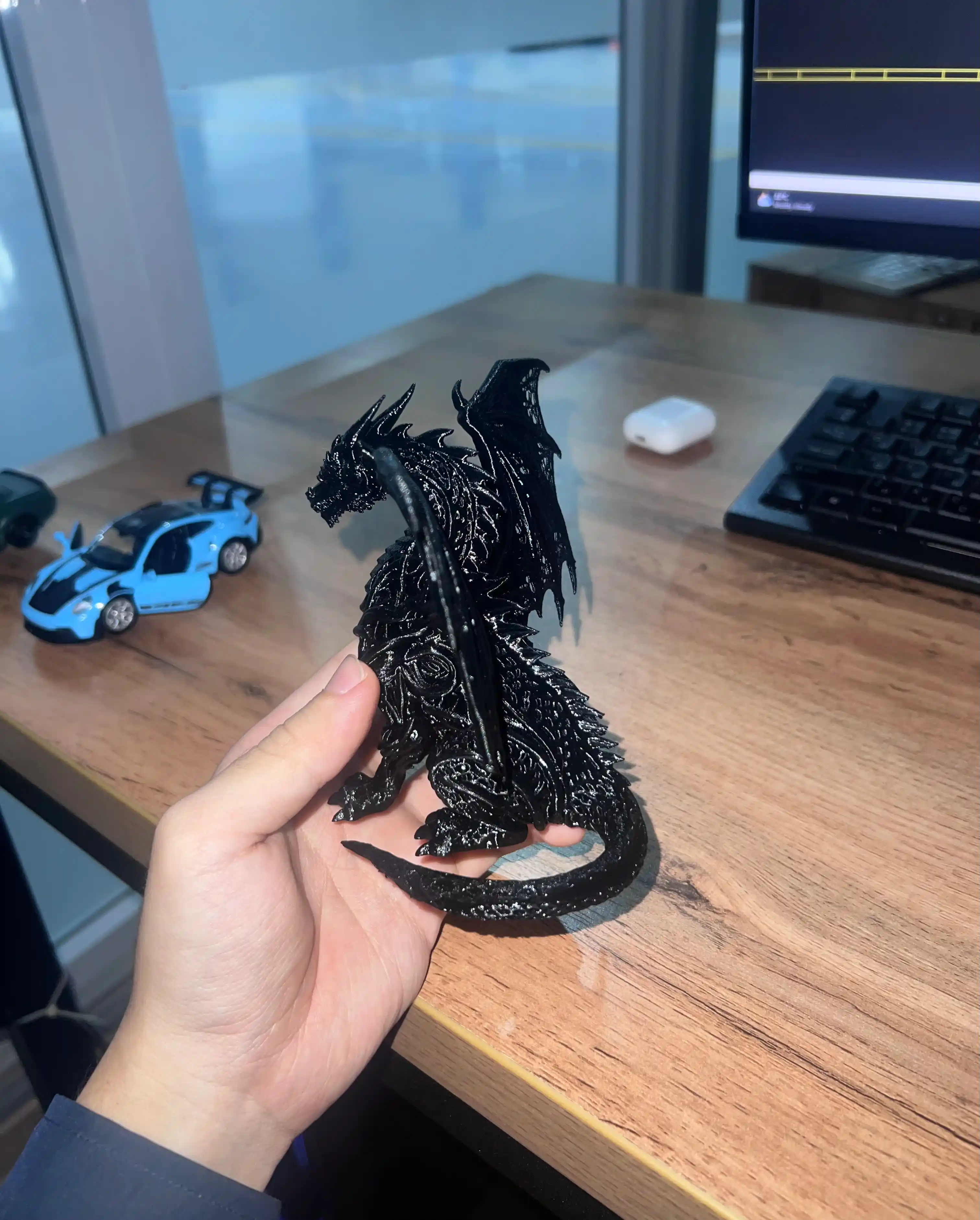 Qora ajdaho dekorativ haykalchasi 3D bosilgan