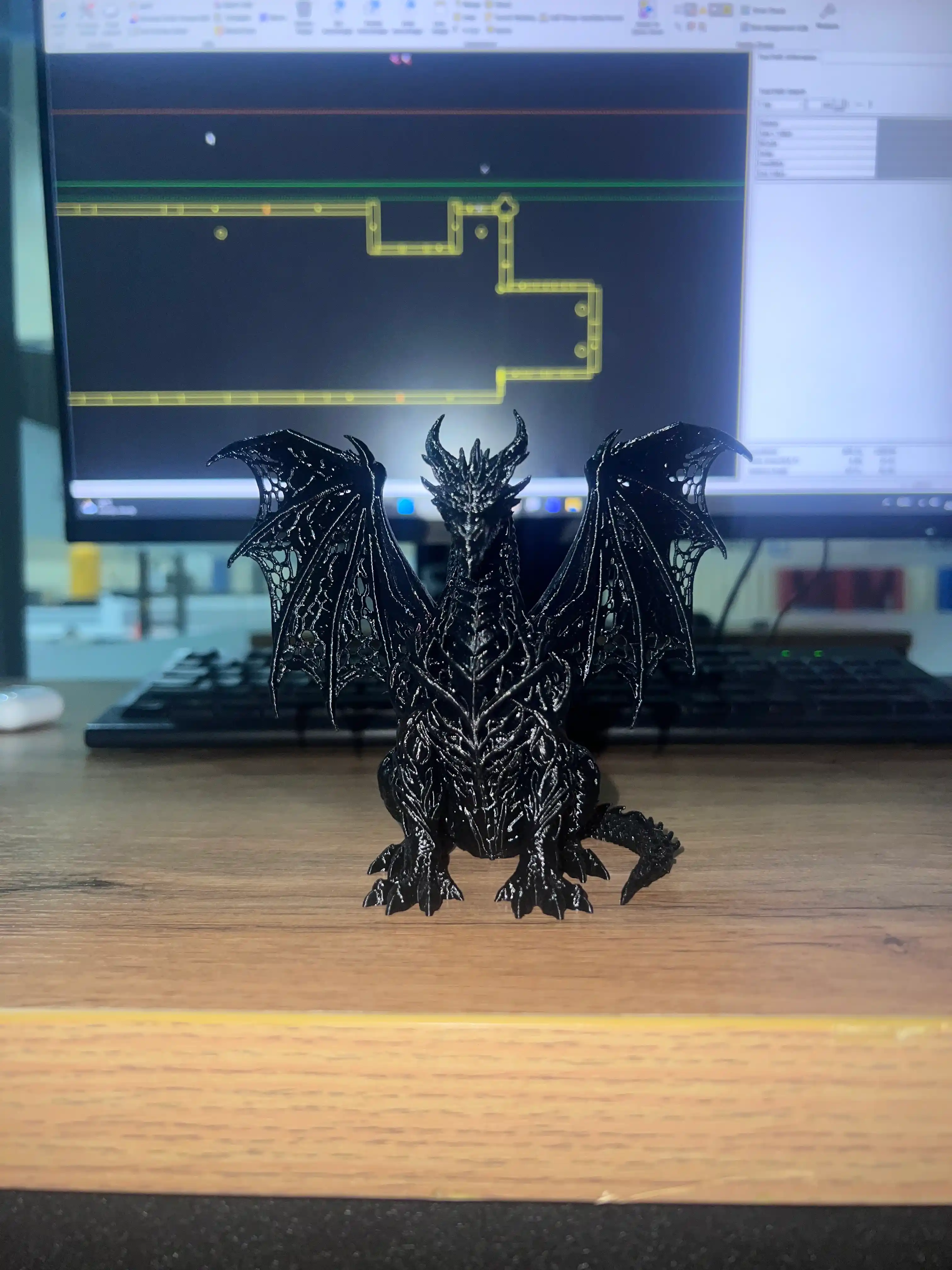 Qora ajdaho dekorativ haykalchasi 3D bosilgan