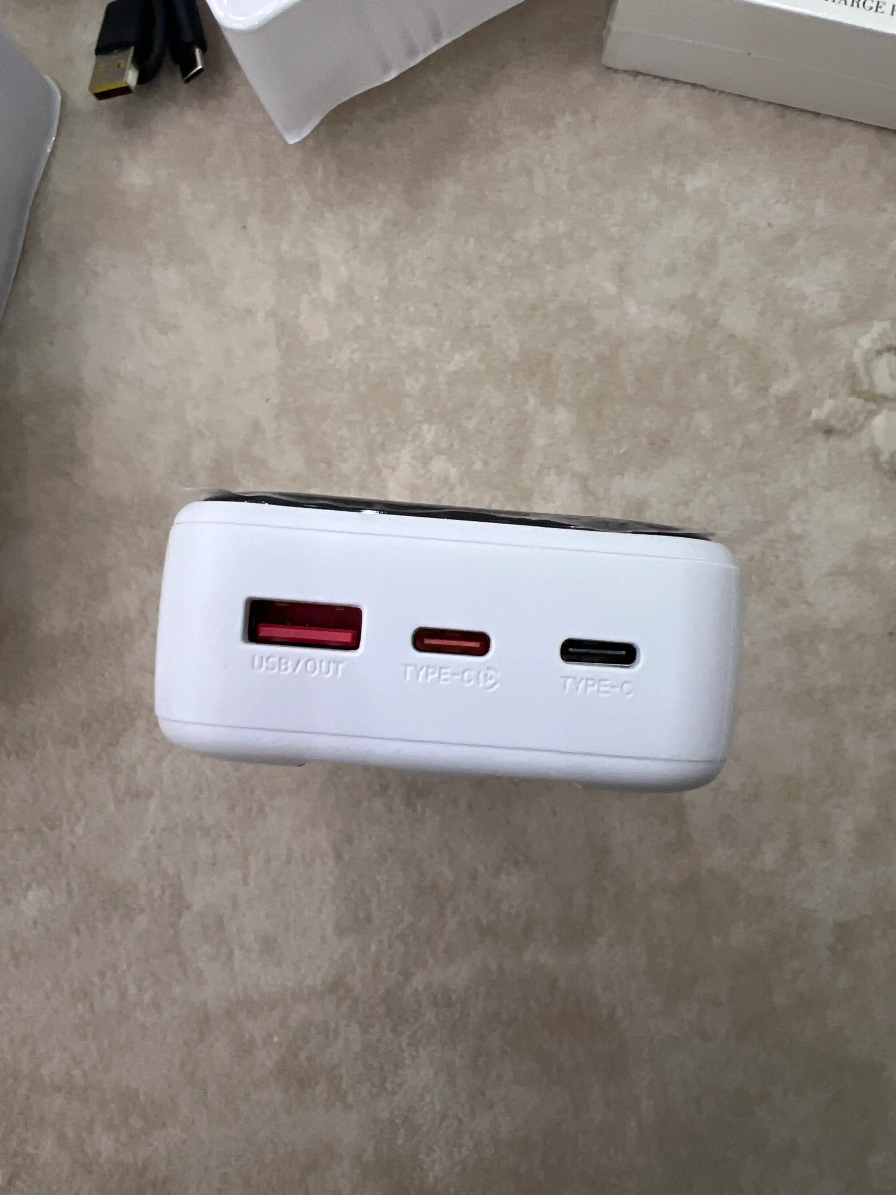 Tashqi akkumulyator Power Bank 20000–30000 mAh, 22.5W, 2 ta ichki kabel bilan