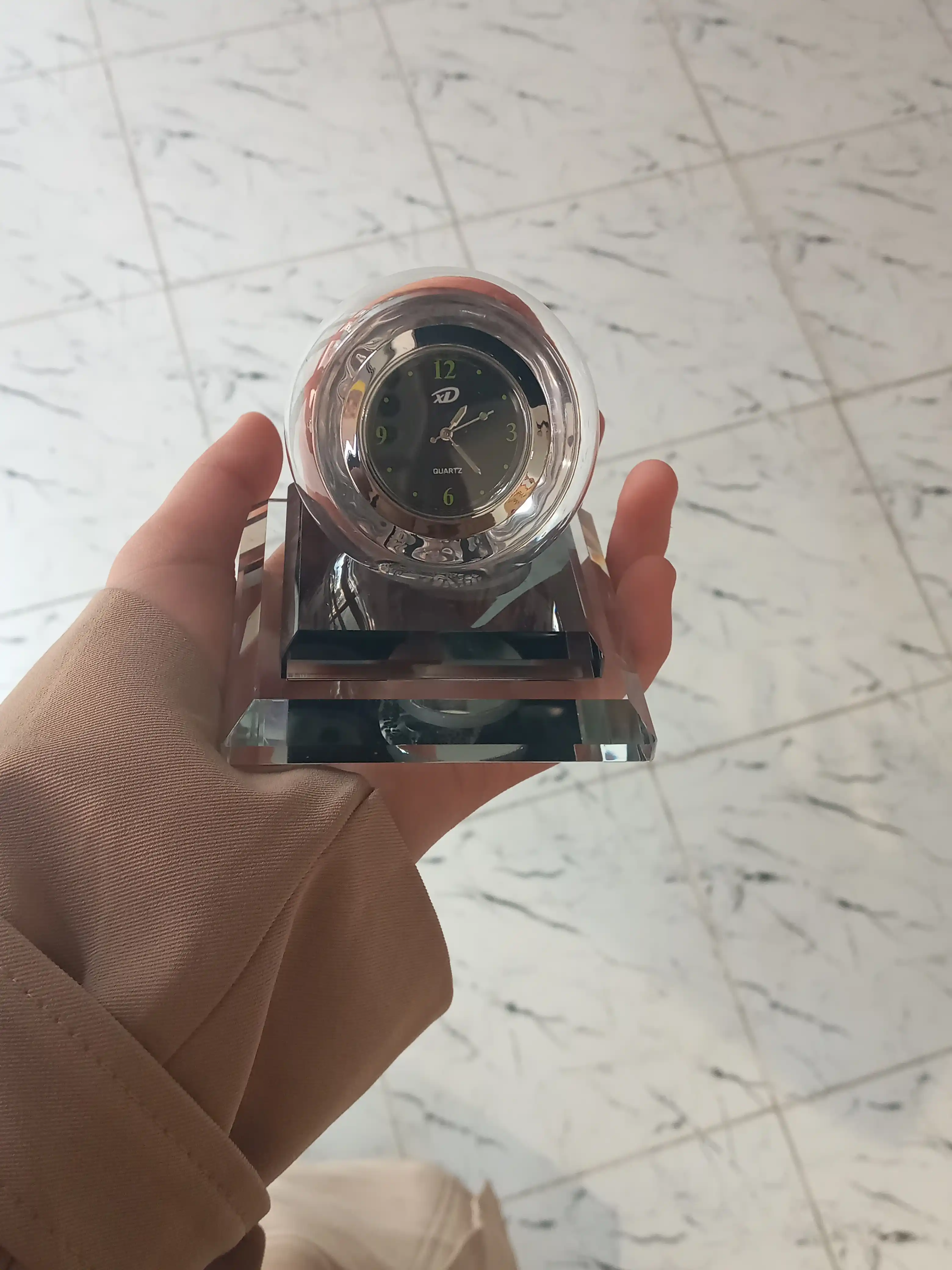 Avtomobil uchun soatli parfum diffuzori, mashina torpedasi uchun shishali aromatizator