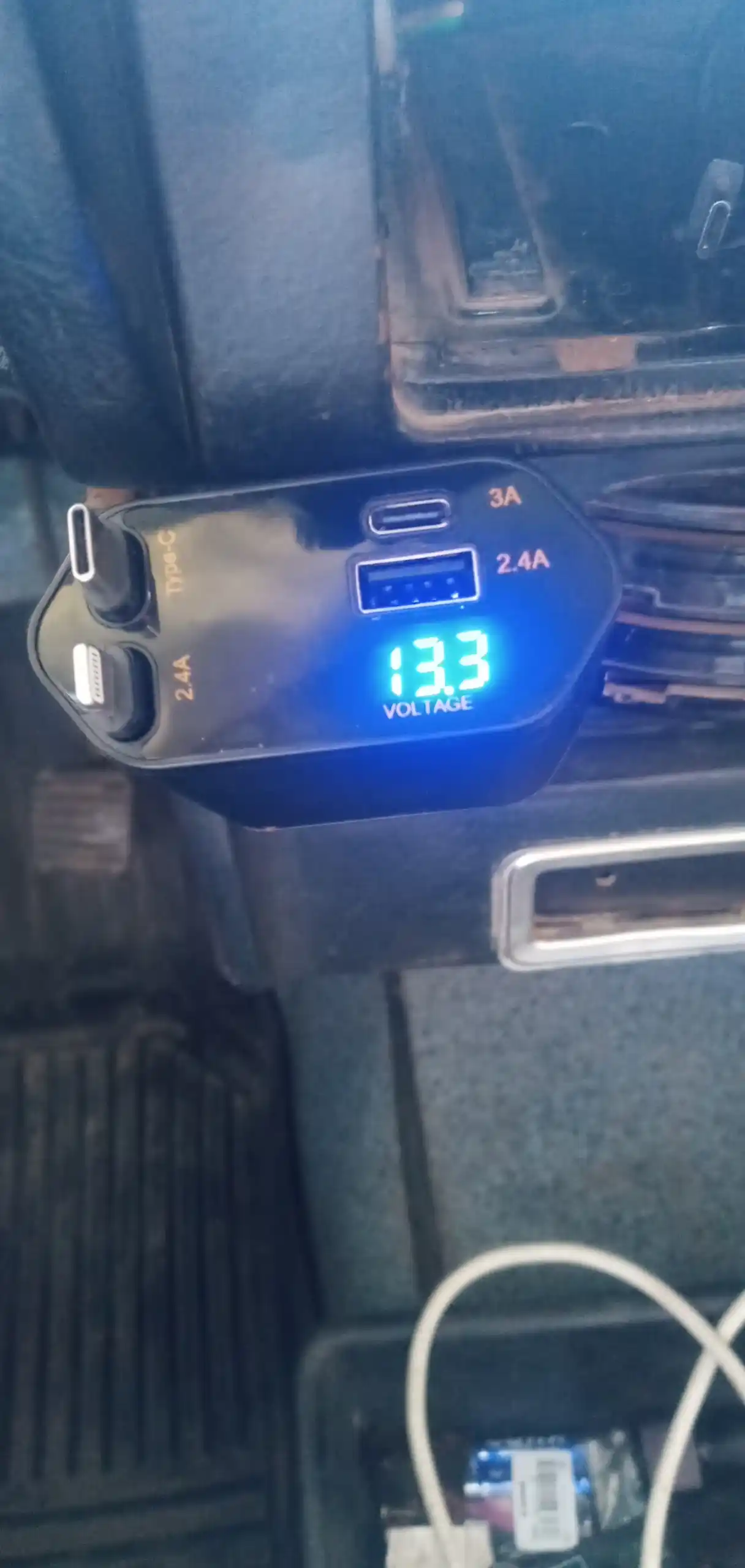 Avtomobil zaryadlovchi 120W voltmetrli, ichki Type-C va Lightning kabelli