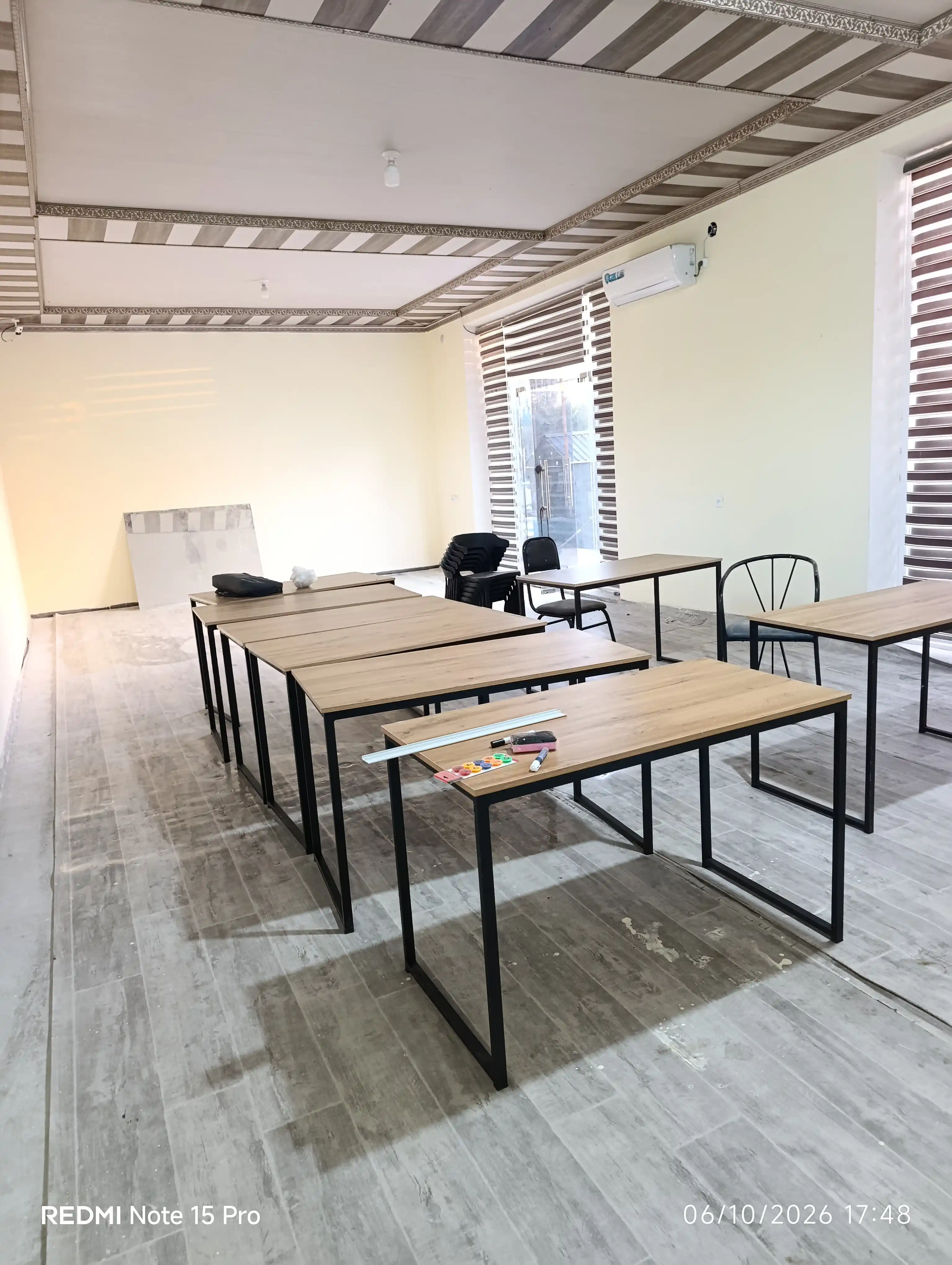Ofis va dars uchun ish stoli, stol usti va metall karkasli
