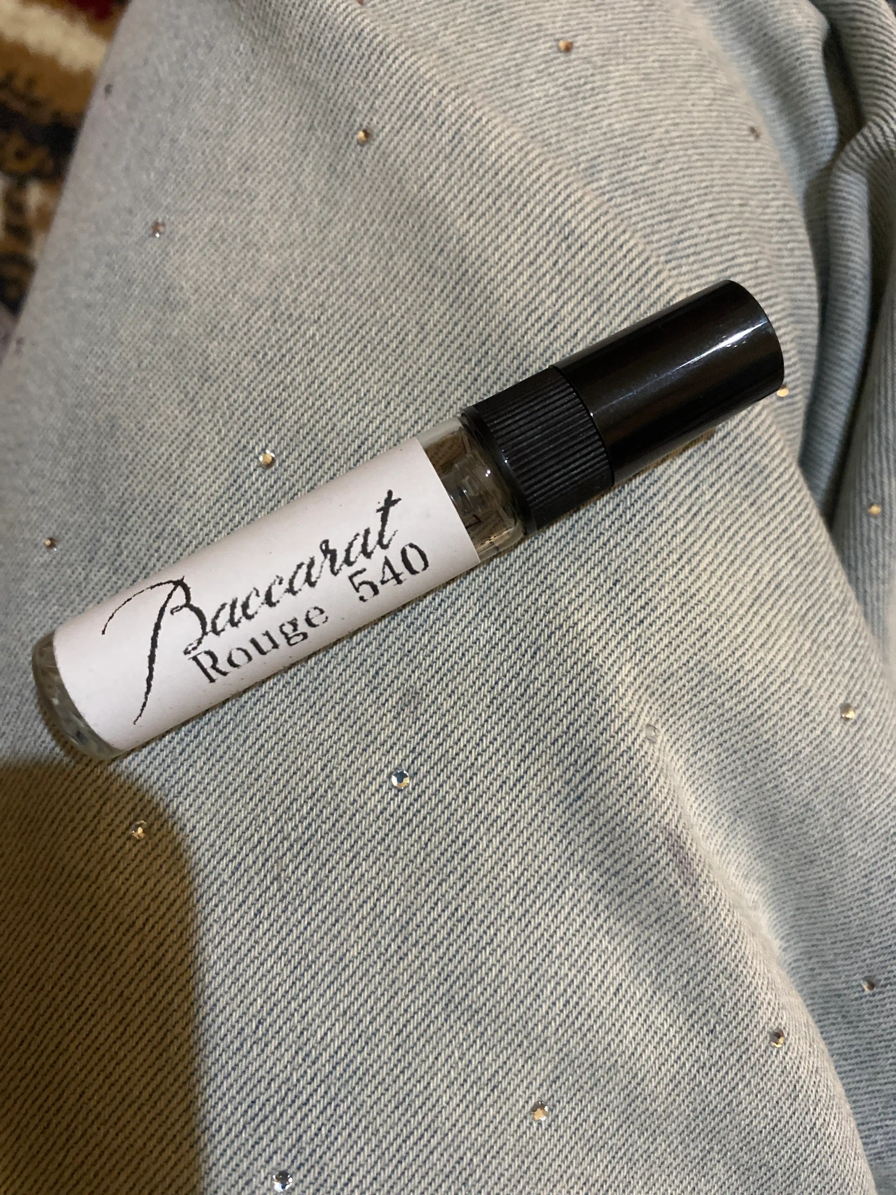 Ayollar atiri Baccarat Rouge 540, ayollar parfyumi, tiqinda
