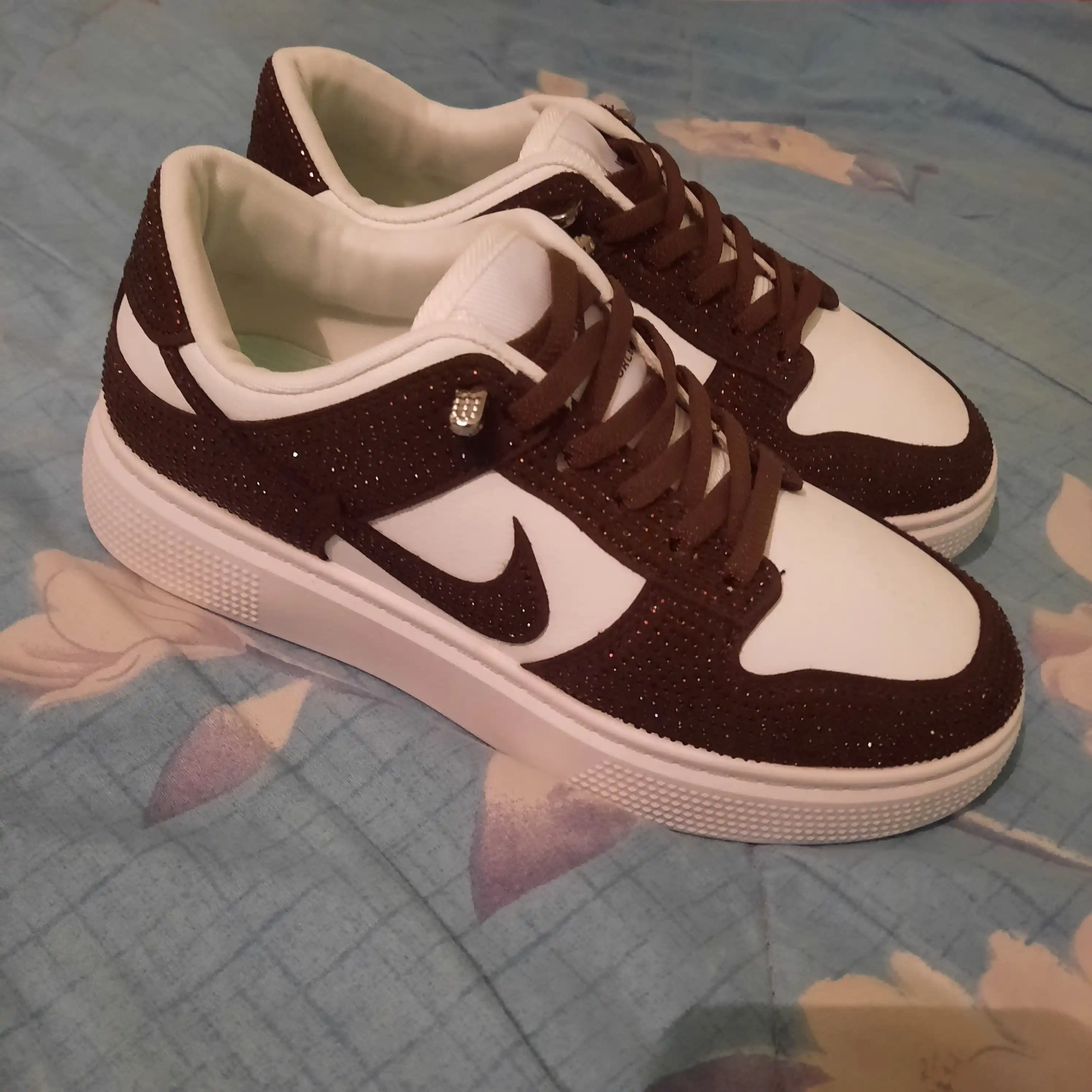 Ayollar krossovkalari, kedalar, 36-40 o'lchamda bahor, yoz, kuz uchun bir o'lchamga kichik