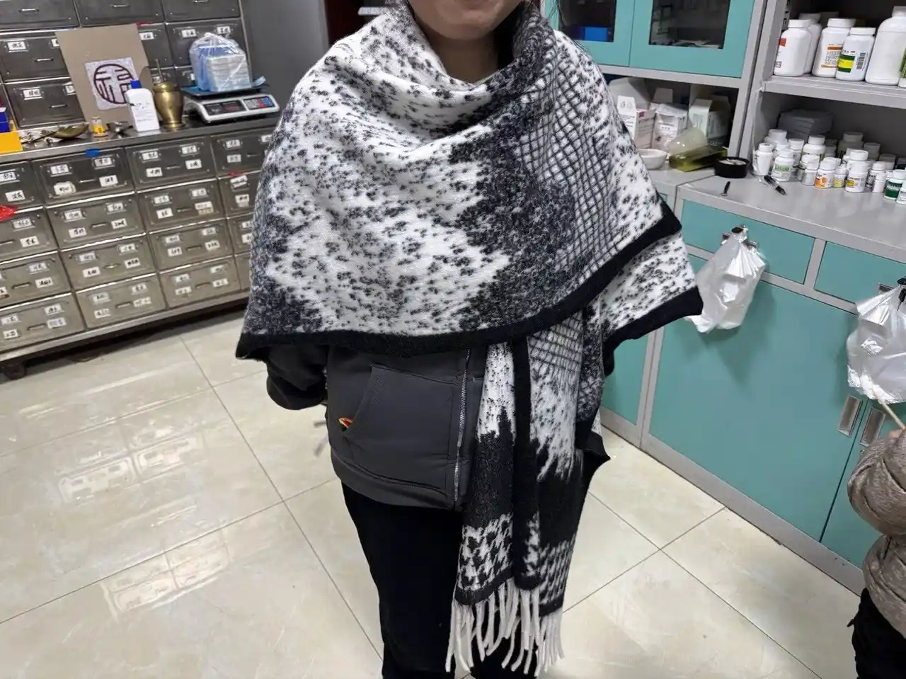 Ayollar uchun eko-kashmir poncho, sochli issiq ayollar yopinchig‘i, 48-54 rangli kardigan