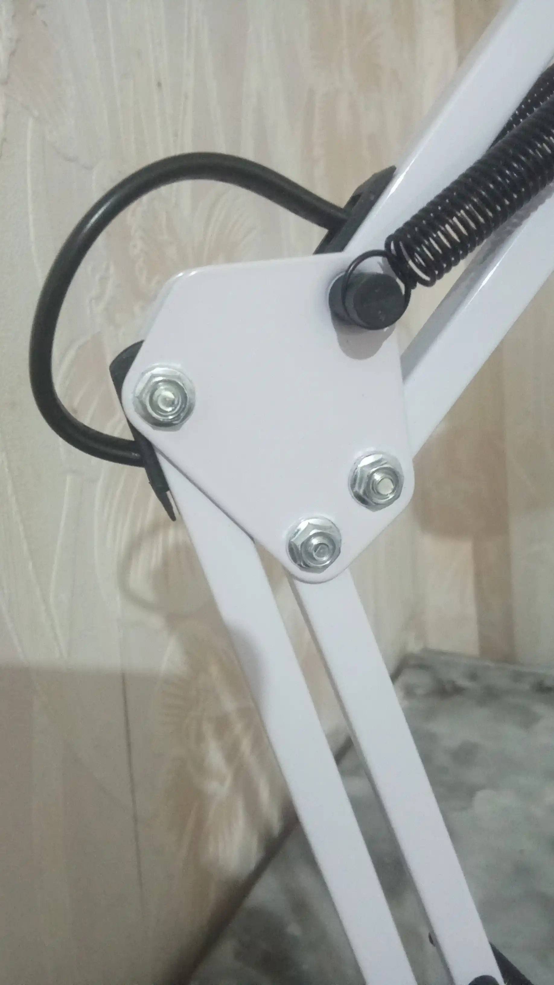 Stol chirogi. uyingiz va ofisingiz uchun juda kerakli bolgan mahsulot. Balandligi 90cm