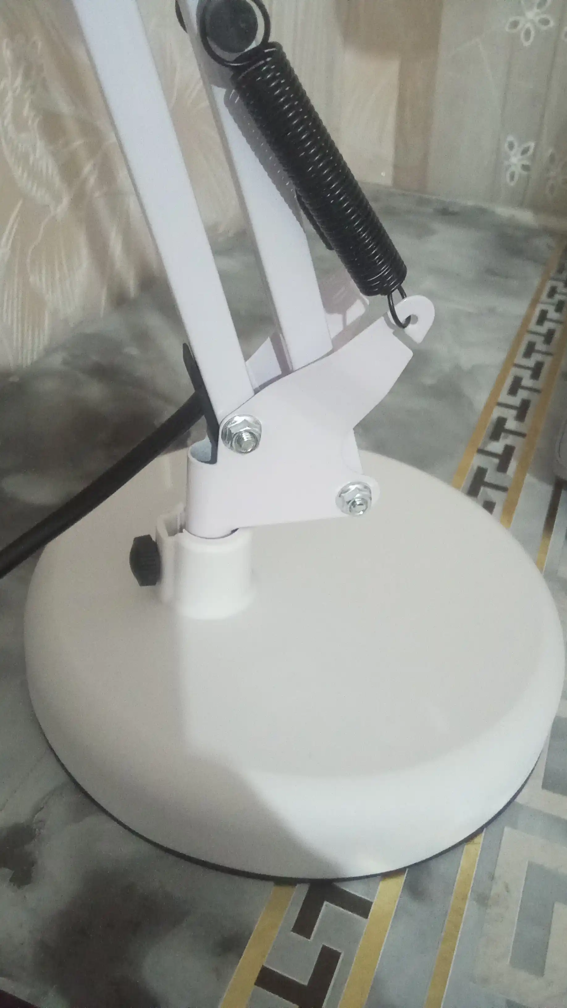 Stol chirogi. uyingiz va ofisingiz uchun juda kerakli bolgan mahsulot. Balandligi 90cm