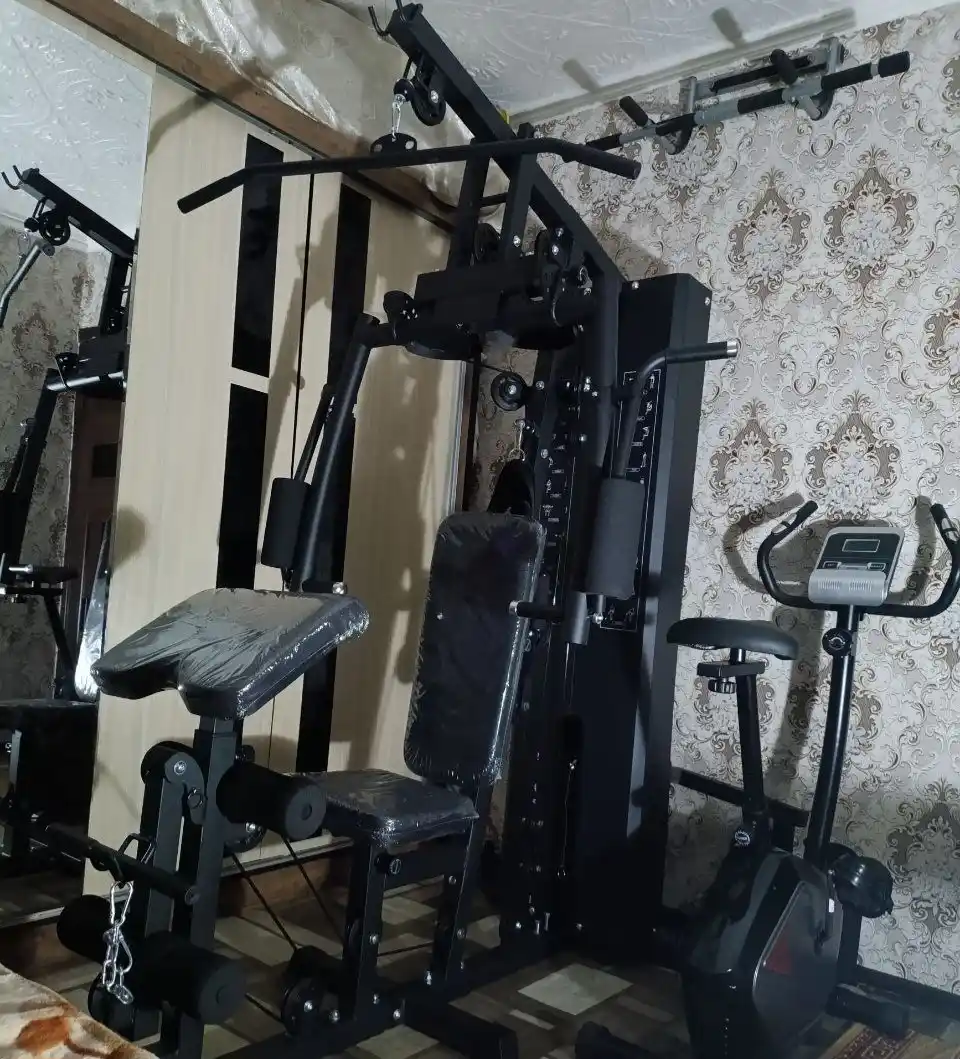 Ko‘p funksiyali uy trenajyori, shkivlar tizimiga ega