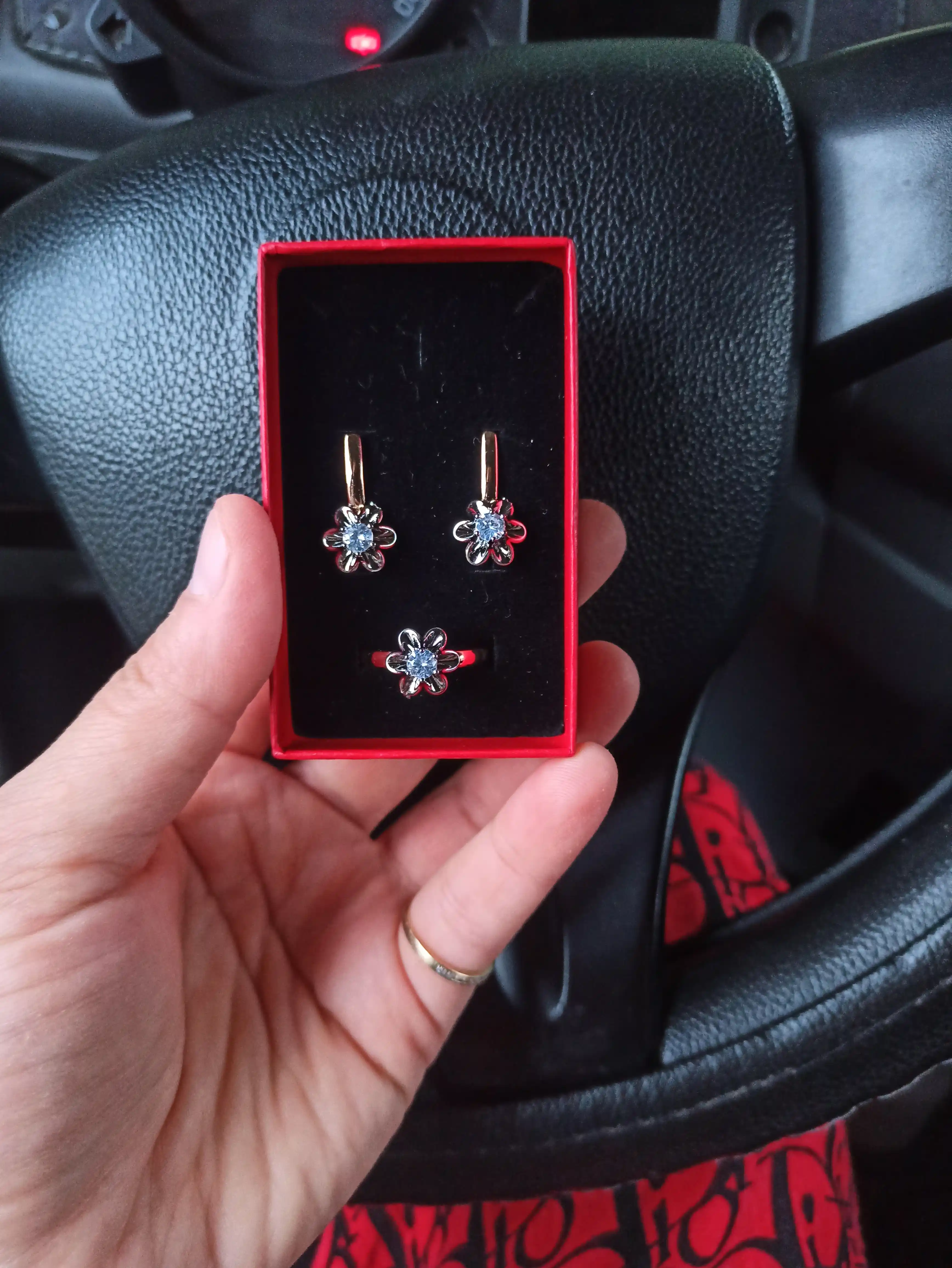 Ayollar uchun Xuping uzuk va ziraklar to'plami, Sovg‘a qutisida, Xuping Stainless Steel