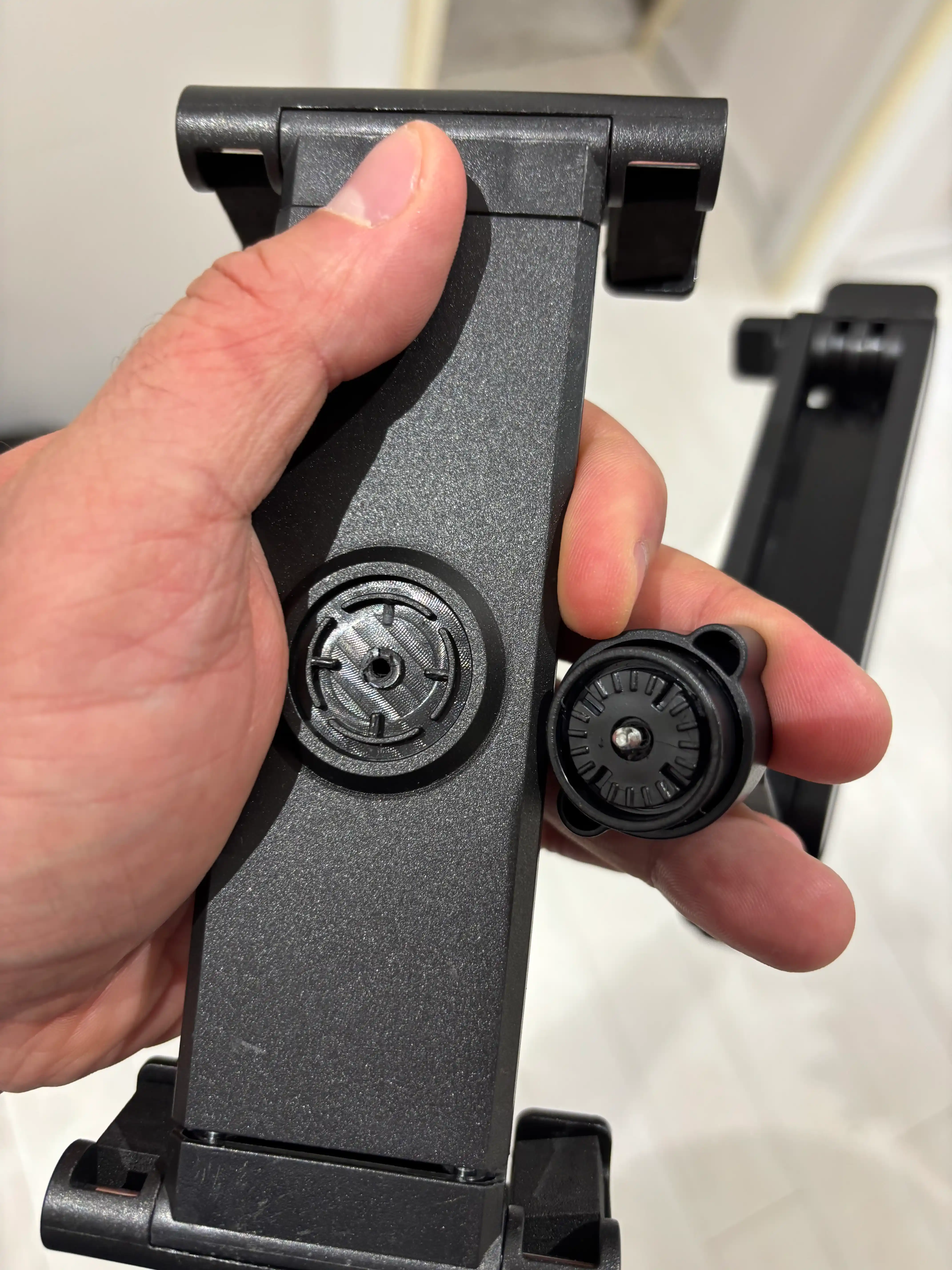 Mashina bosh suyanchig‘iga o‘rnatiladigan telefon va planshet uchun universal holder